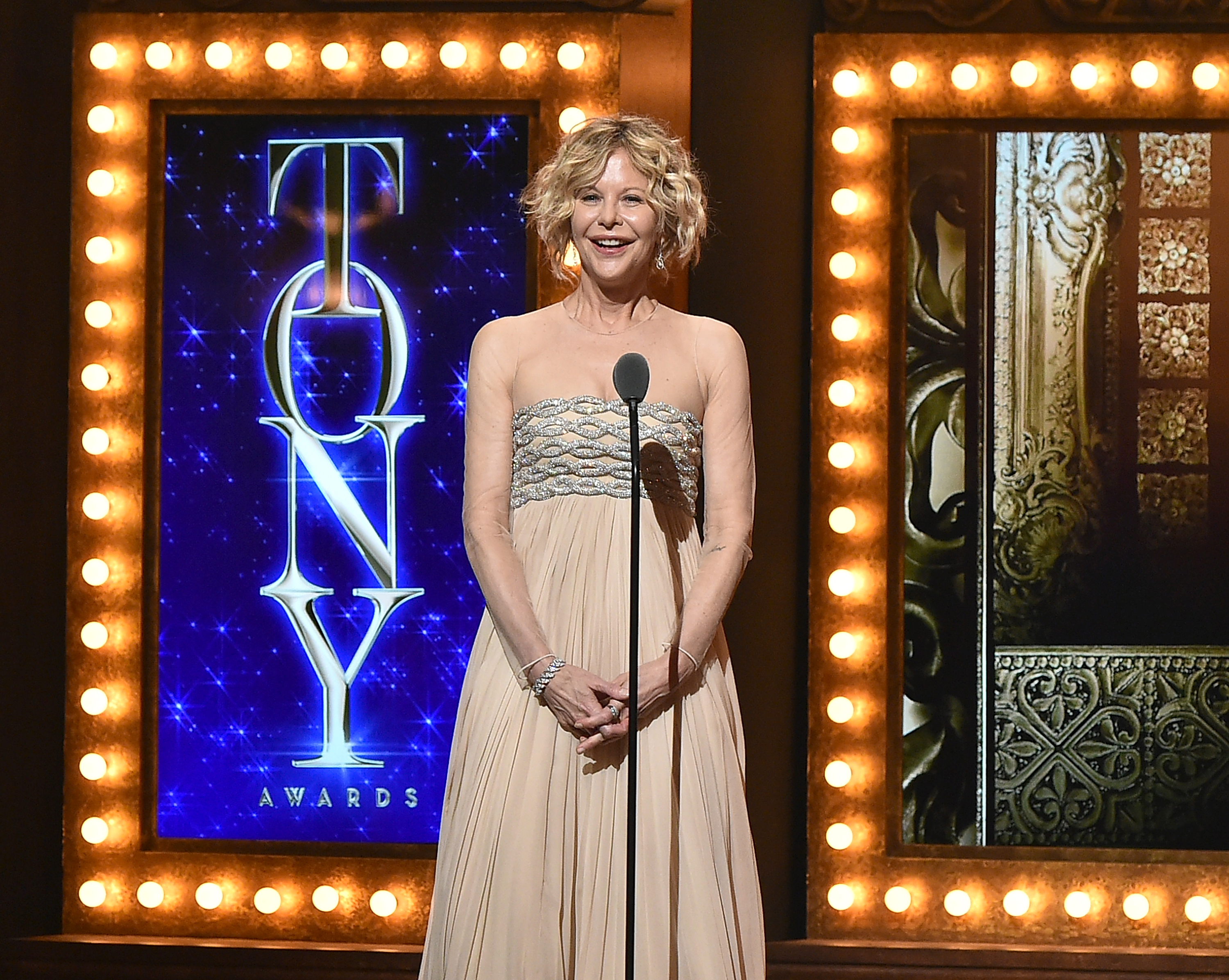 L'actrice Meg Ryan parle sur scène lors de la 70e cérémonie annuelle des Tony Awards au Beacon Theatre le 12 juin 2016 à New York. | Source : Getty Images
