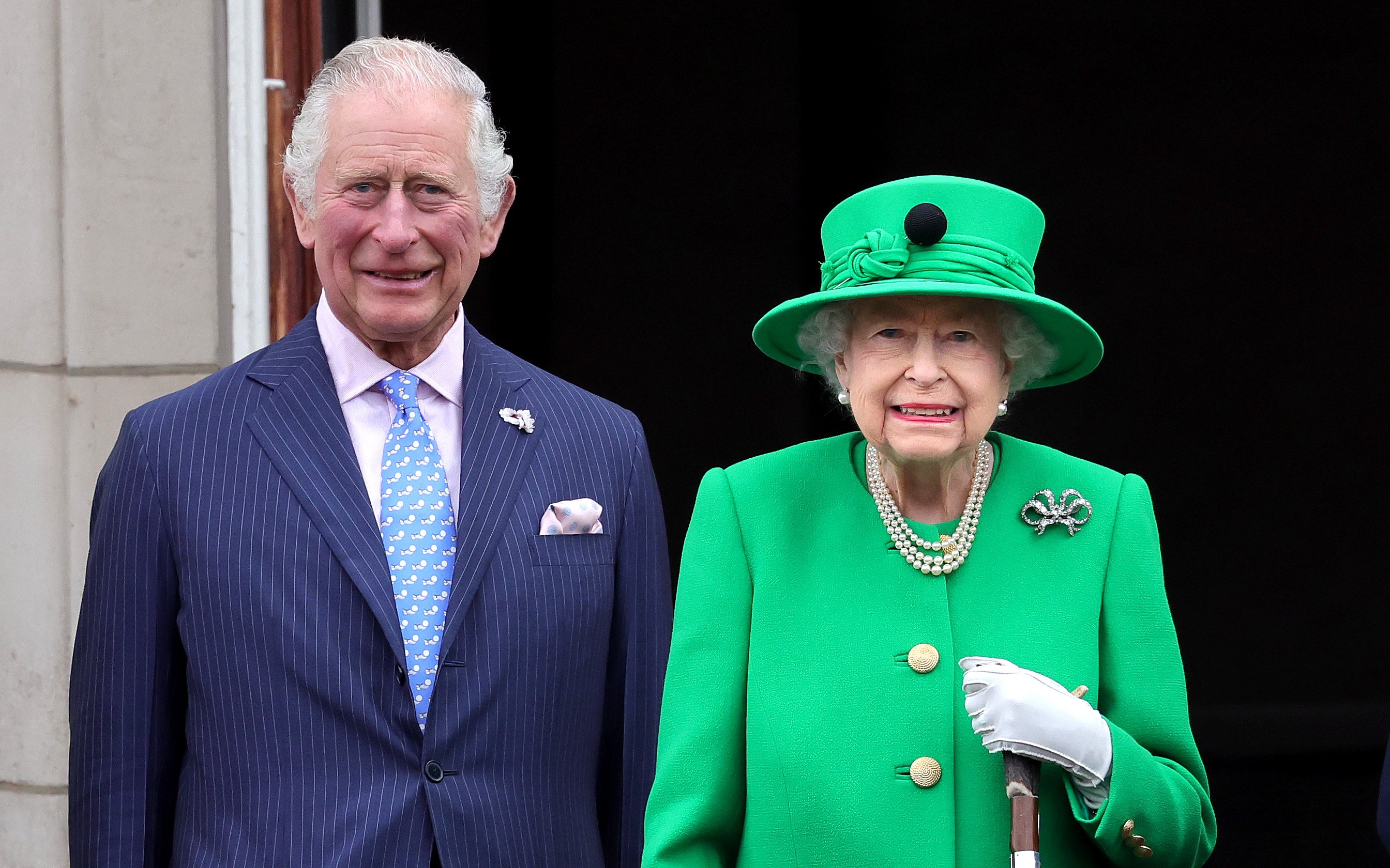 La reine Elizabeth II et le prince Charles, prince de Galles, au balcon du palais de Buckingham le 5 juin 2022 | Source : Getty Images