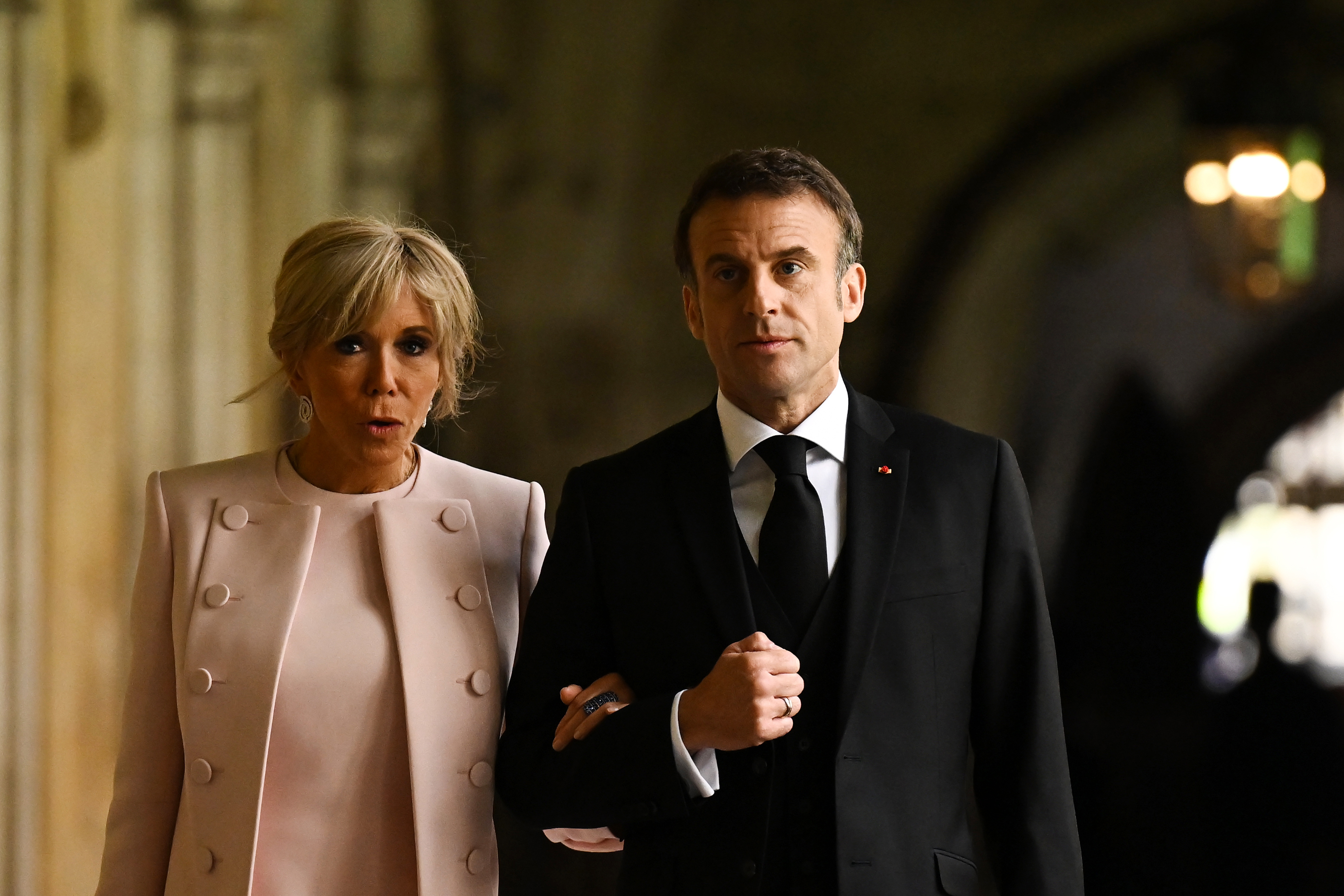 Emmanuel Macron et son épouse Brigitte Macron prennent place avant le couronnement du roi Charles III et de la reine Camilla, le 6 mai 2023 à Londres, en Angleterre. | Source : Getty Images