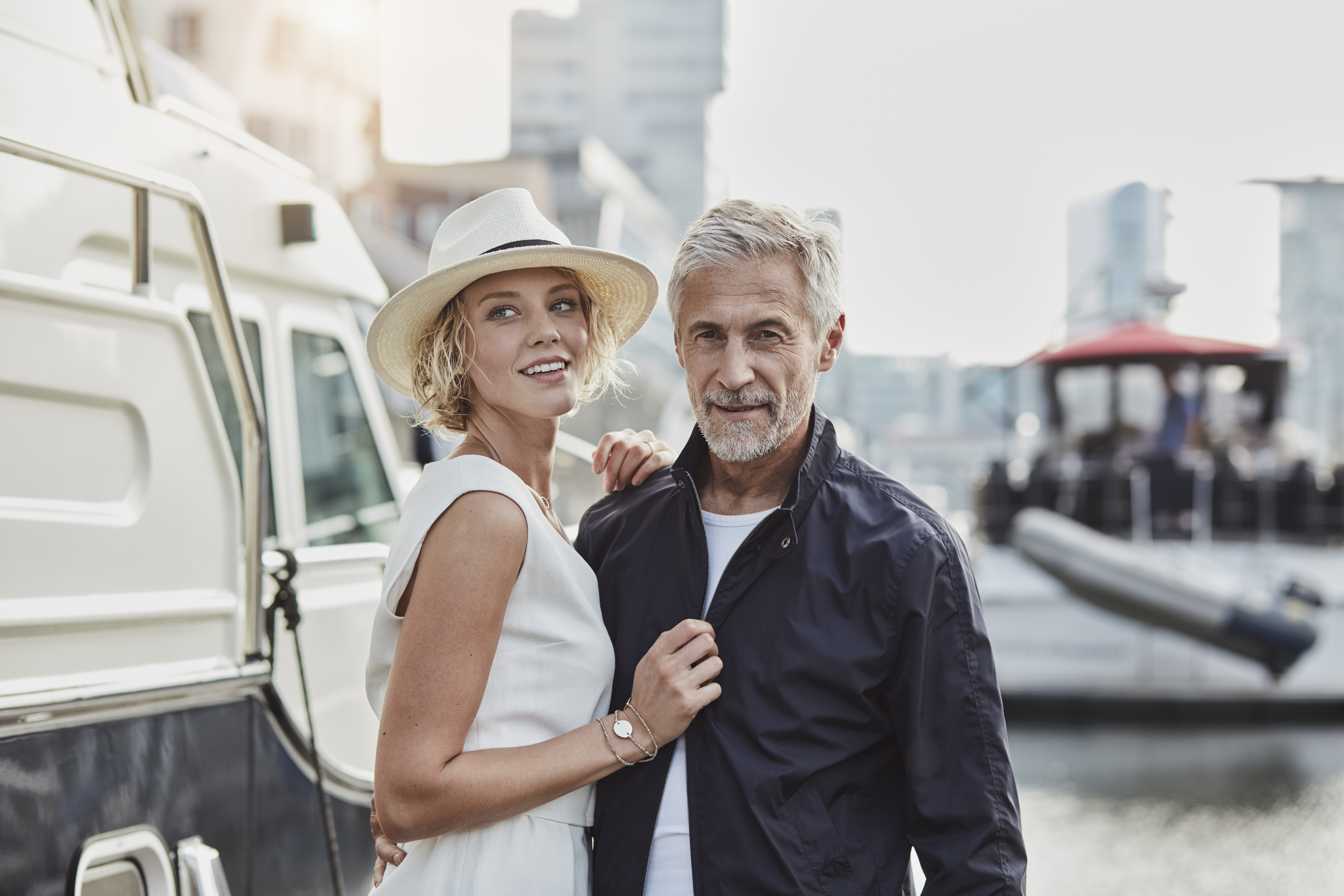 Un homme plus âgé et une jeune femme à côté d'un yacht | Source : Getty Images