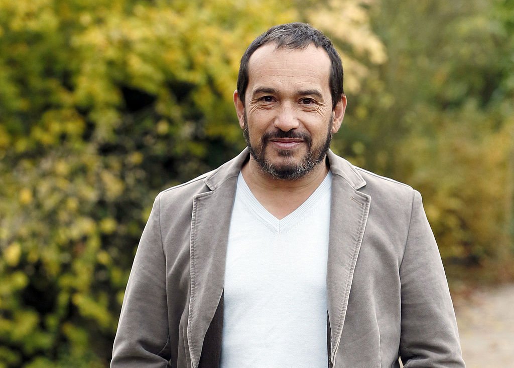 L'acteur français Mehdi El Glaoui pose le 21 novembre 2013 à Paris avant la sortie du film "Belle et Sebastien" le 18 décembre. | Photo : Getty Images