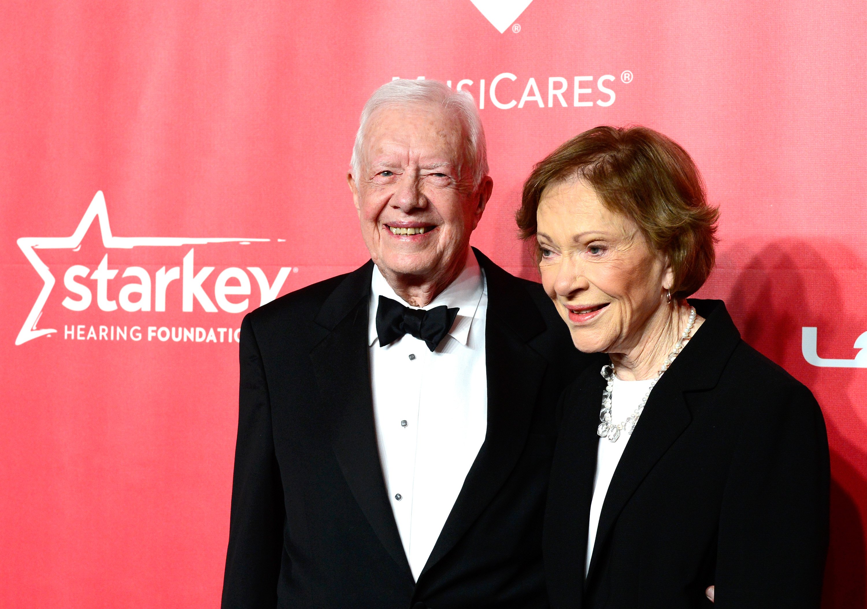 L'ancien président américain Jimmy Carter et l'ancienne Première Dame Rosalynn Carter à l'occasion du 25ème anniversaire du Gala de la Personnalité de l'année MusiCares honorant Bob Dylan au Los Angeles Convention Center, le 6 février 2015 en Californie | Photo : Getty Images