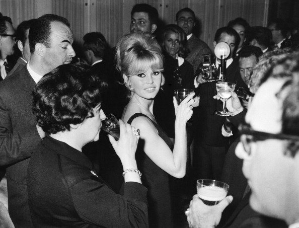 Brigitte Bardot lors de la conférence de presse sur le film Le Mépris en 1963. | Photo : Getty Images.