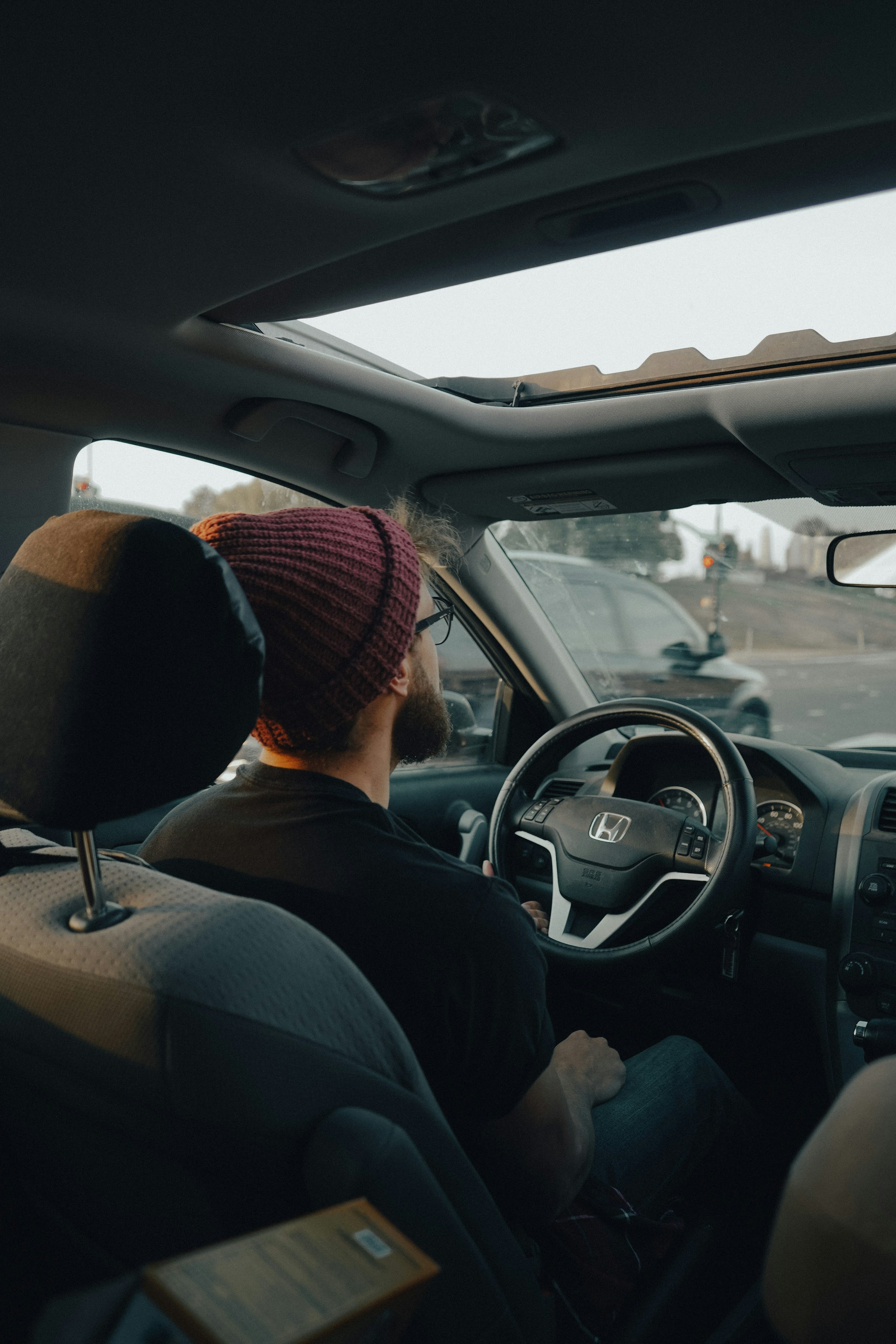 Un homme conduisant une voiture | Source : Unsplash