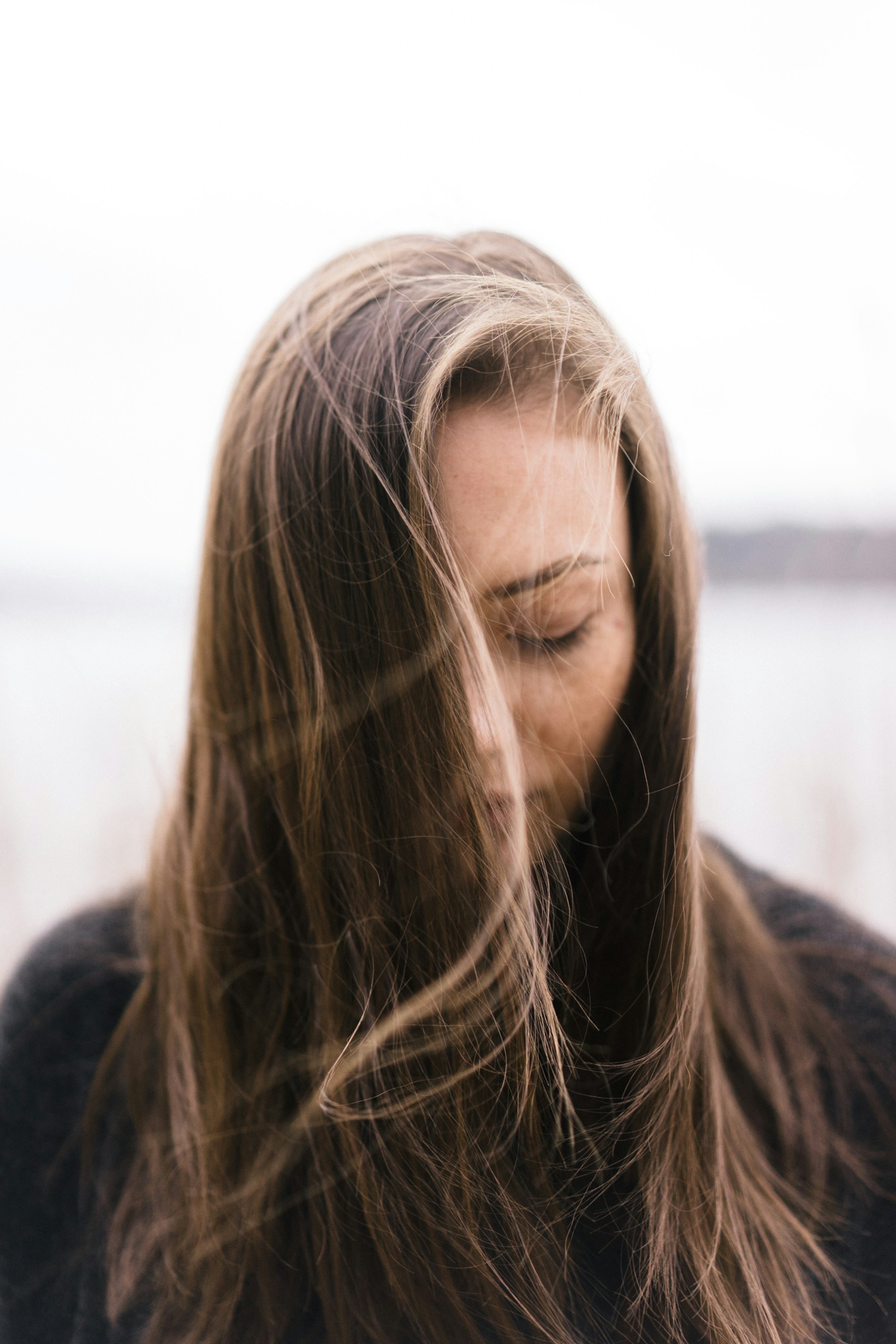 Une femme bouleversée qui regarde vers le bas | Source : Unsplash