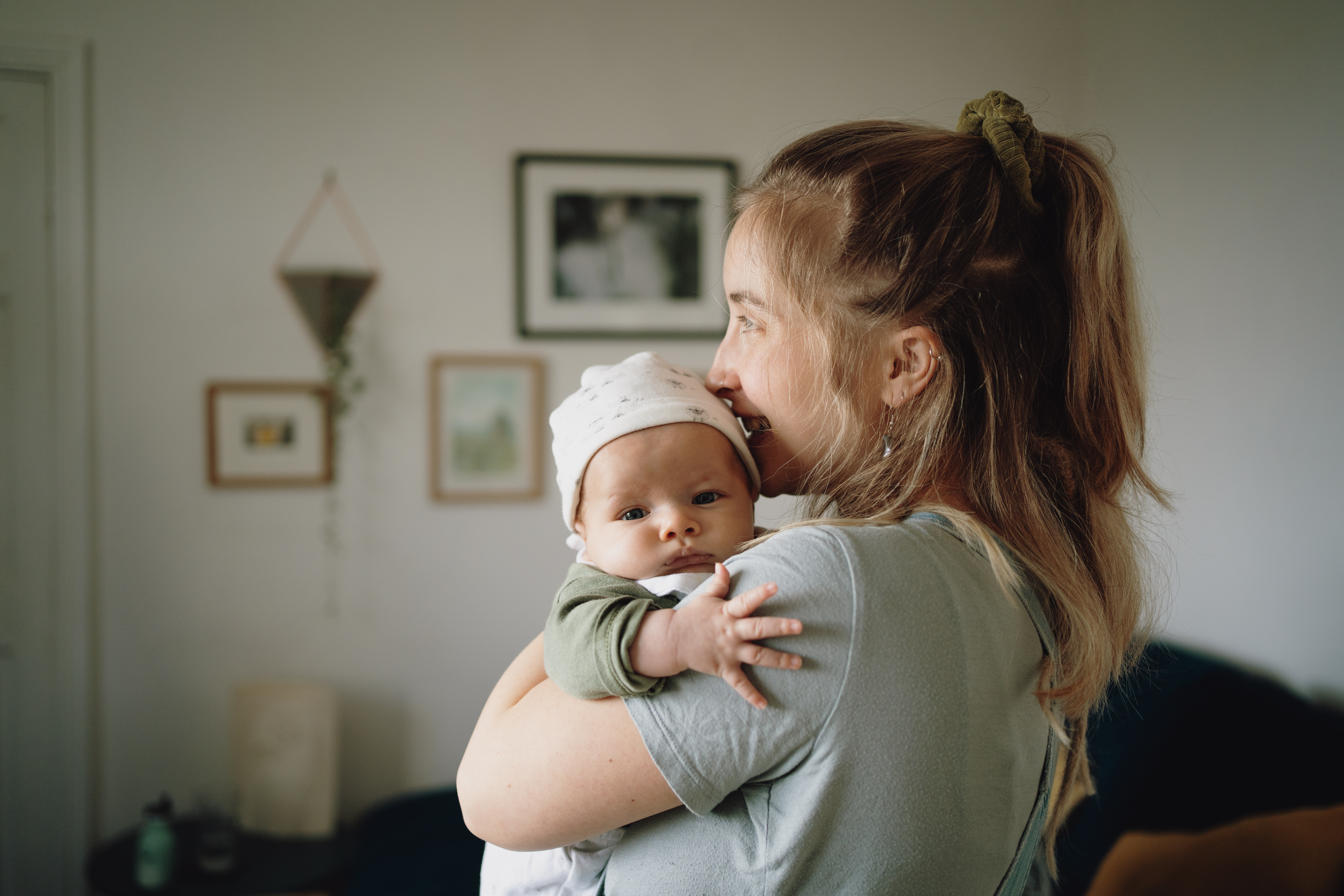 Une femme heureuse qui berce son bébé | Source : Getty Images