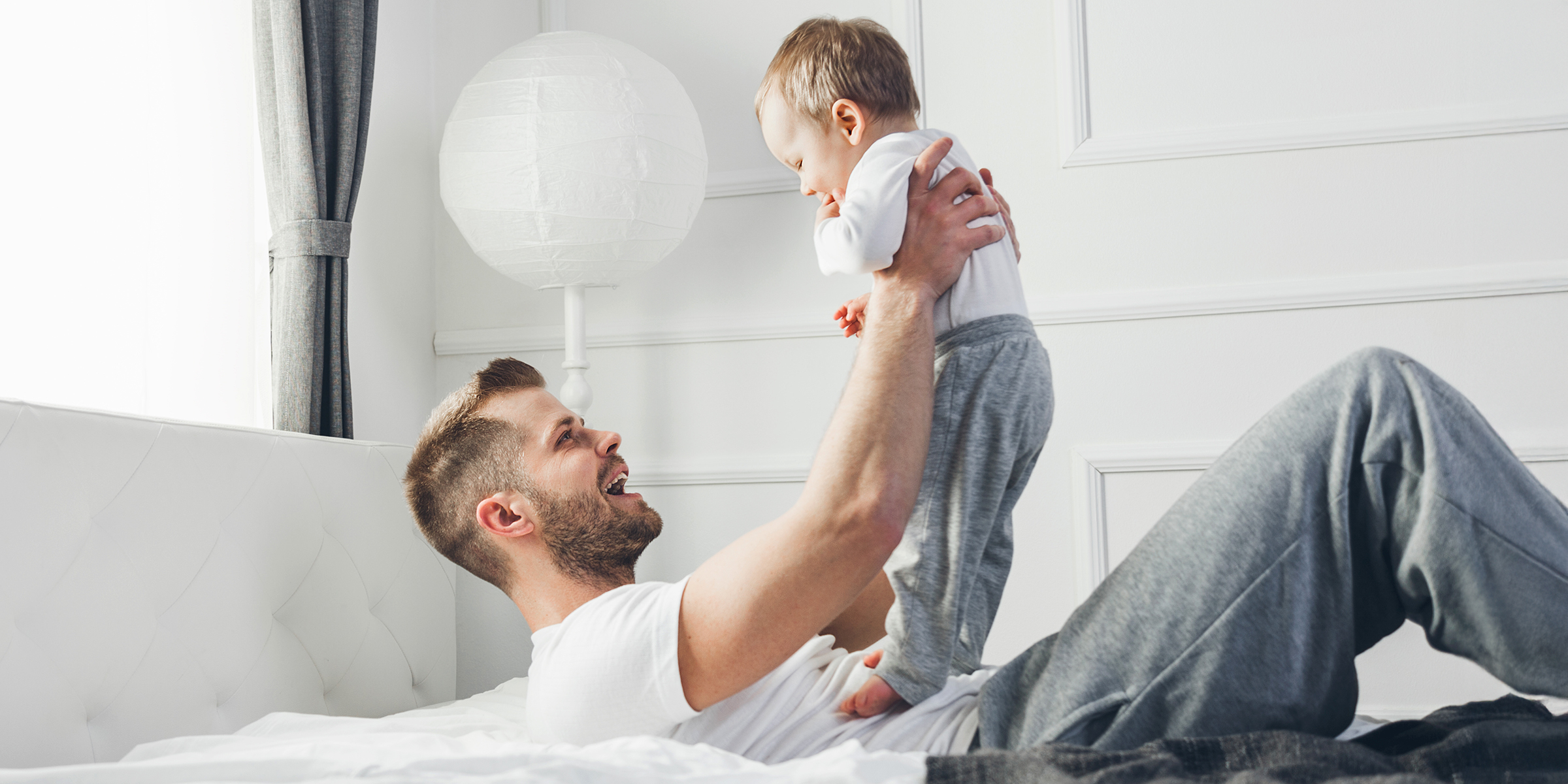 Un père jouant avec son fils | Source : Shutterstock