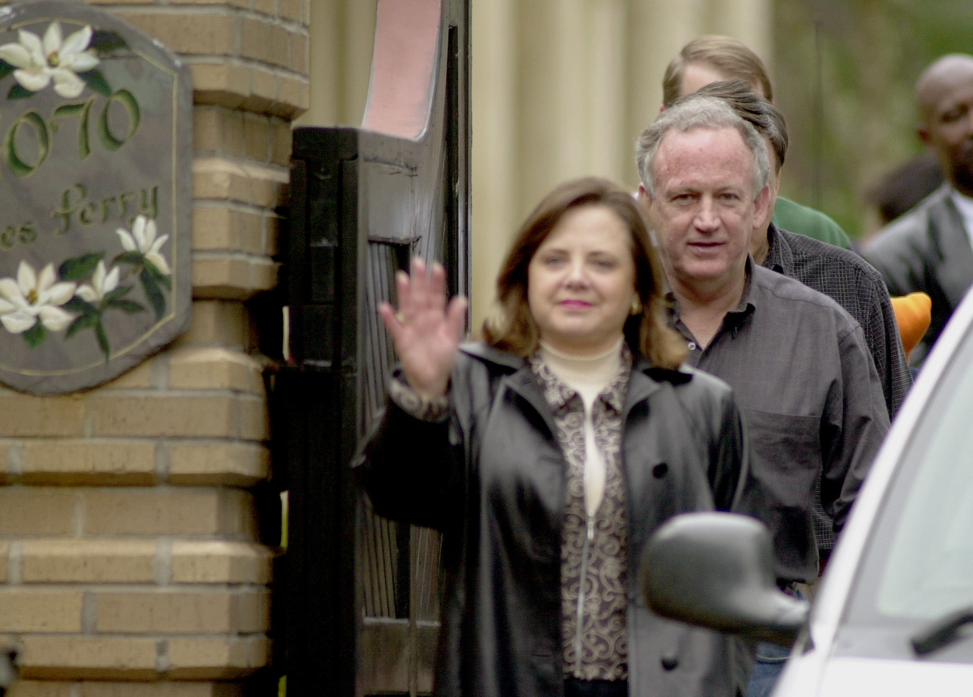 John et Patsy Ramsey quittent leur maison le 20 février 2001 à Atlanta, en Géorgie. | Source : Getty Images