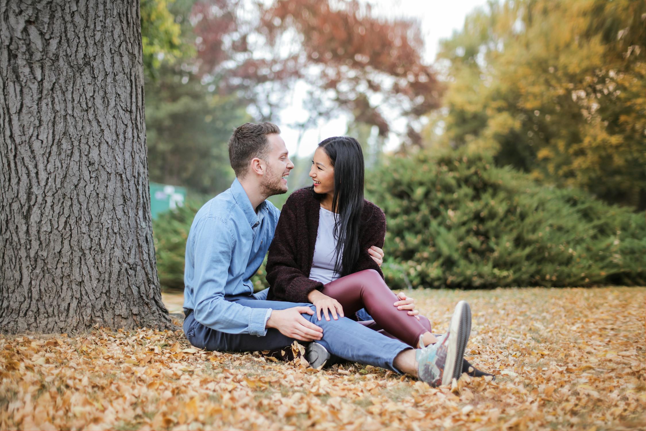 Un couple discutant à l'extérieur | Source : Pexels