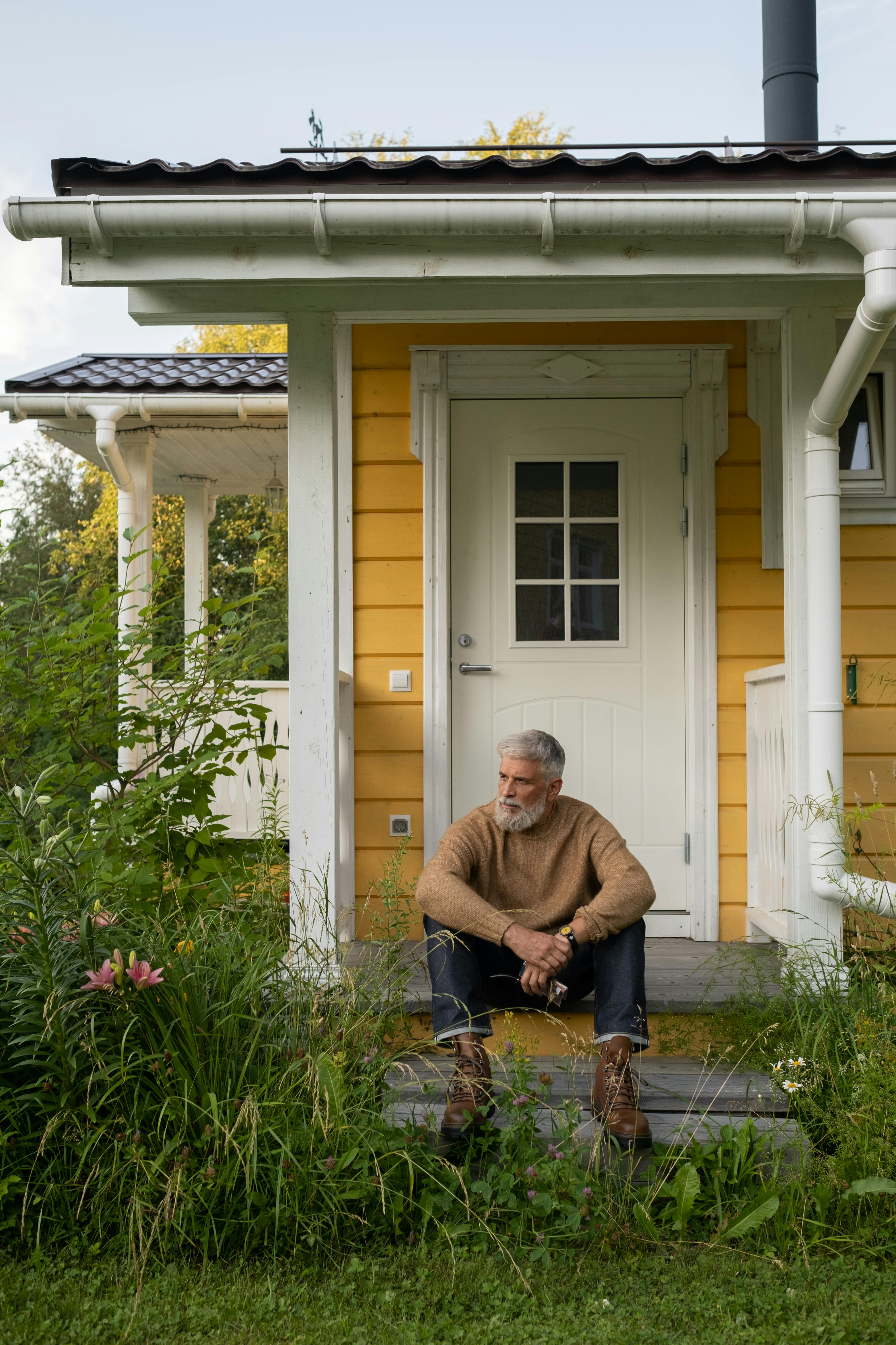 Un homme qui attend sous un porche | Source : Pexels