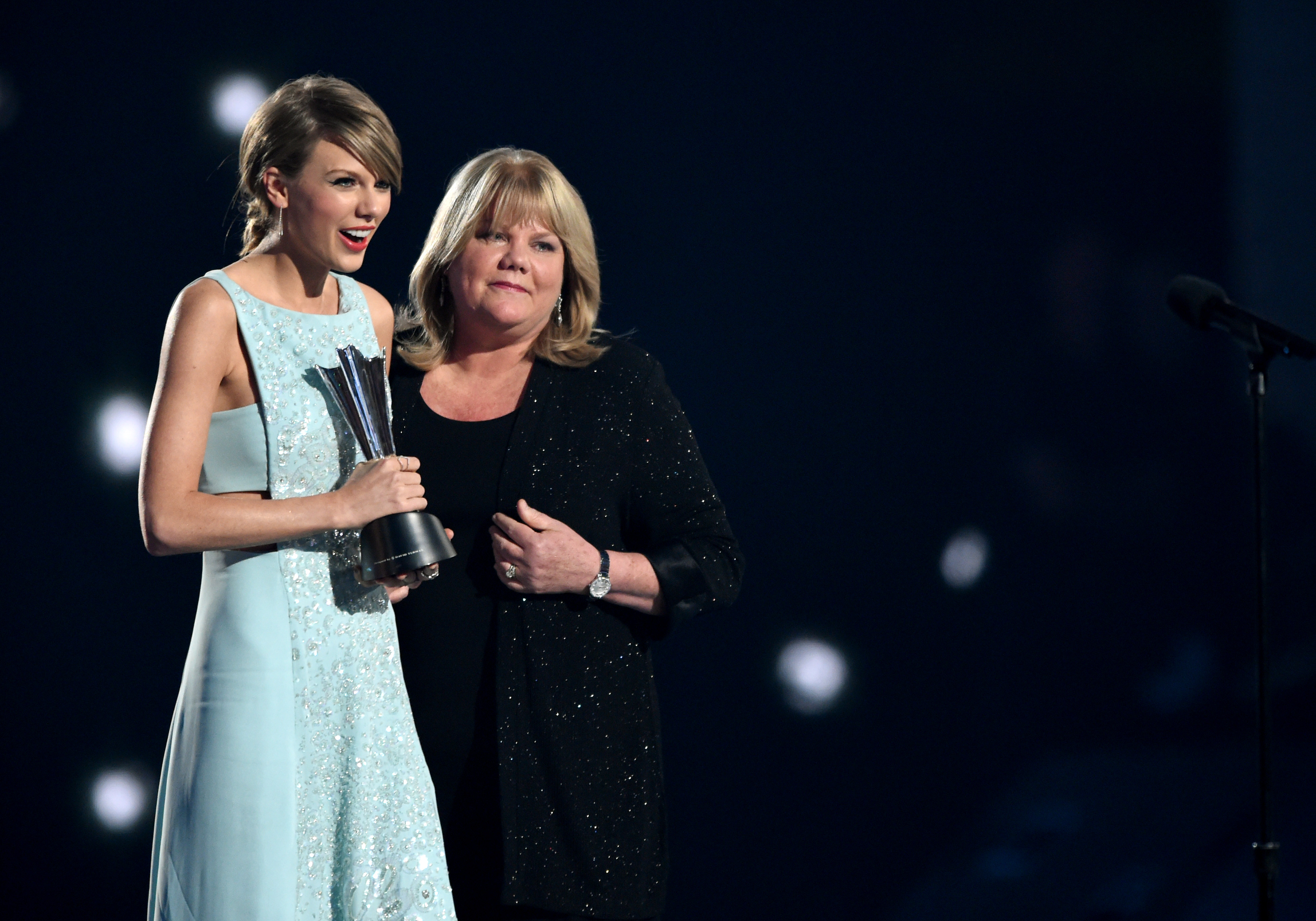 Taylor Swift accepte le prix Milestone d'Andrea Swift sur scène lors de la 50e cérémonie des Academy Of Country Music Awards à Arlington, au Texas, le 19 avril 2015. | Source : Getty Images