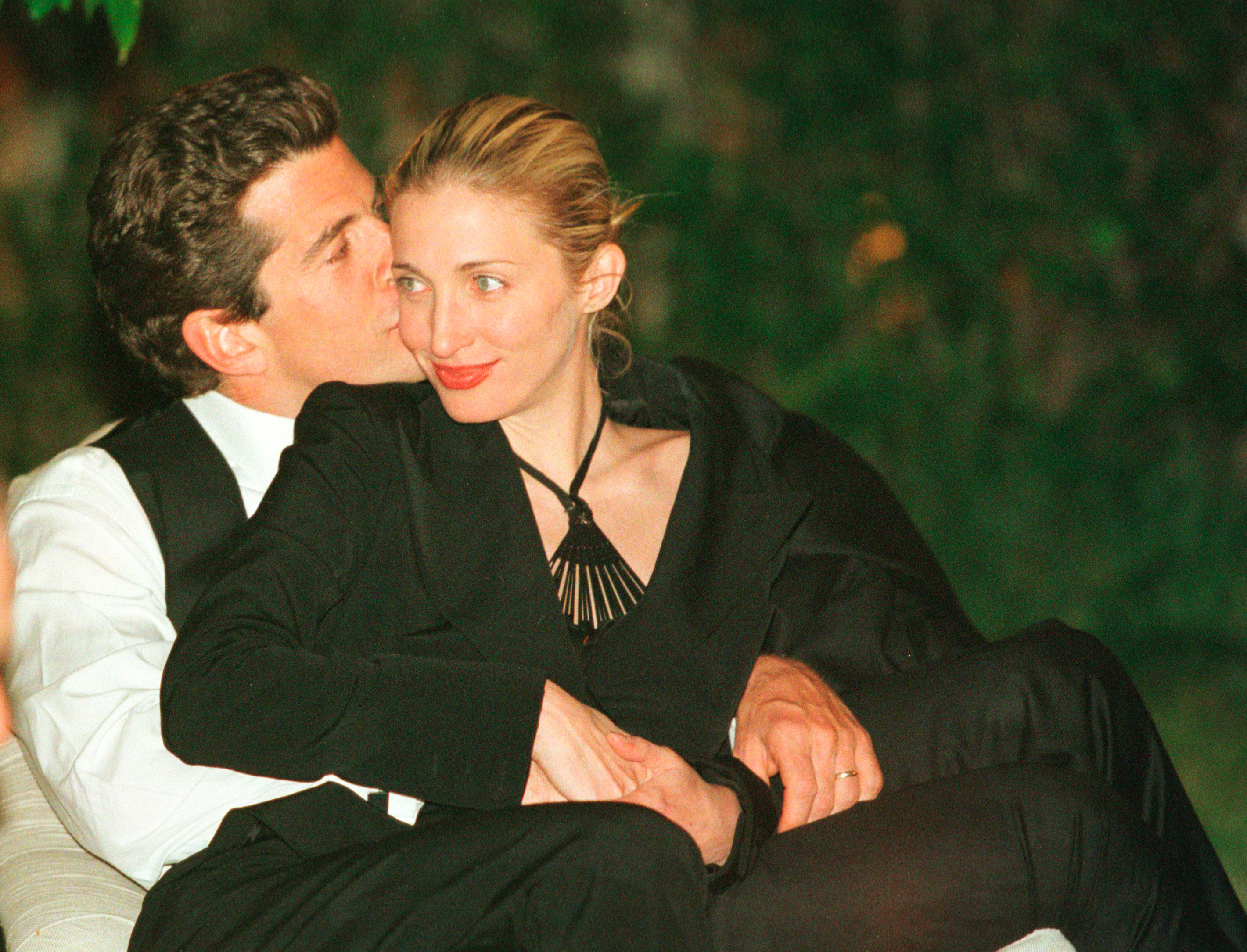 John F. Kennedy Jr. et Carolyn Bessette lors du dîner annuel des correspondants de la Maison Blanche, le 1er mai 1999, à Washington, D.C. | Source : Getty Images