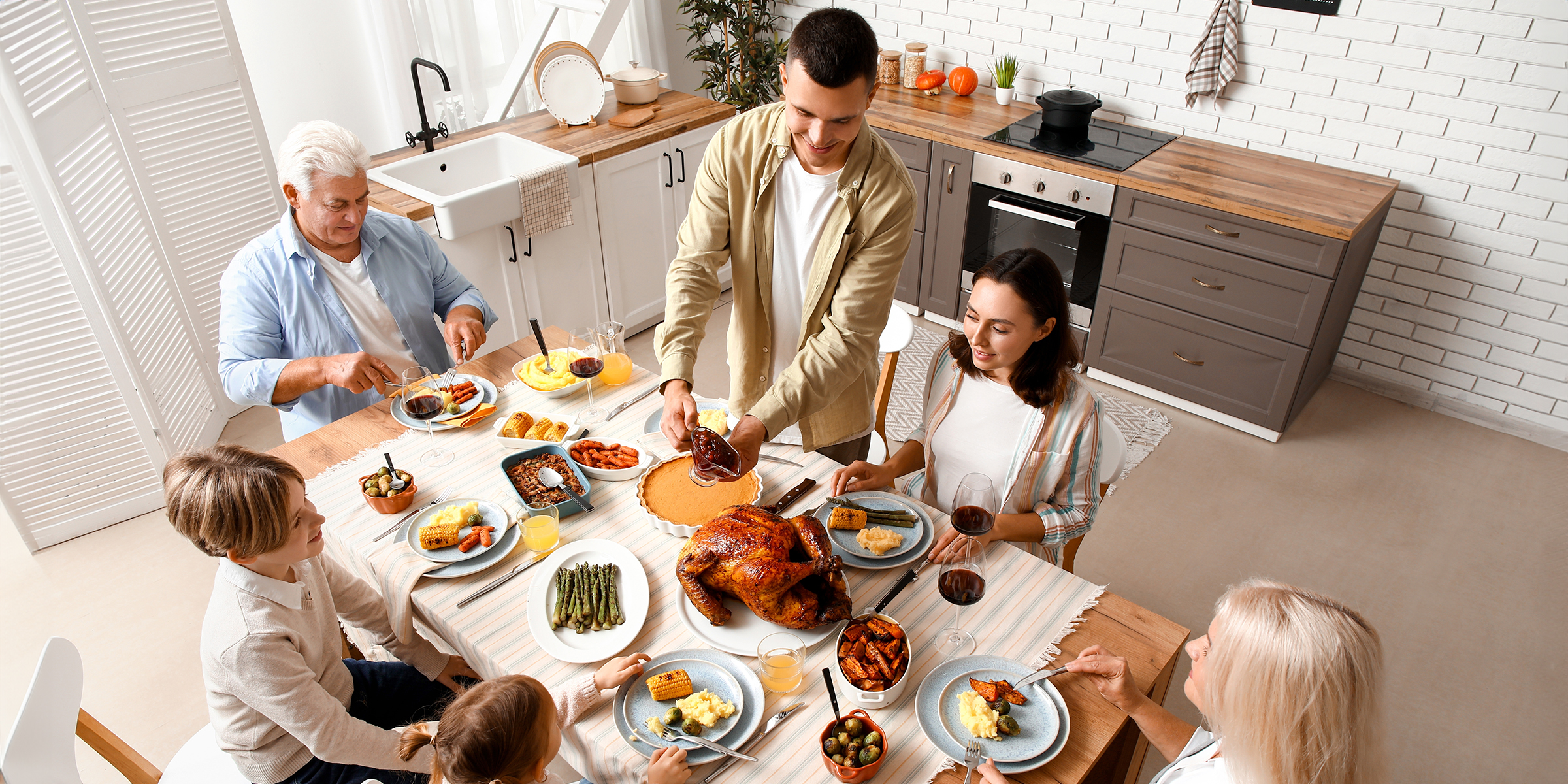 Un dîner en famille | Source : Shutterstock