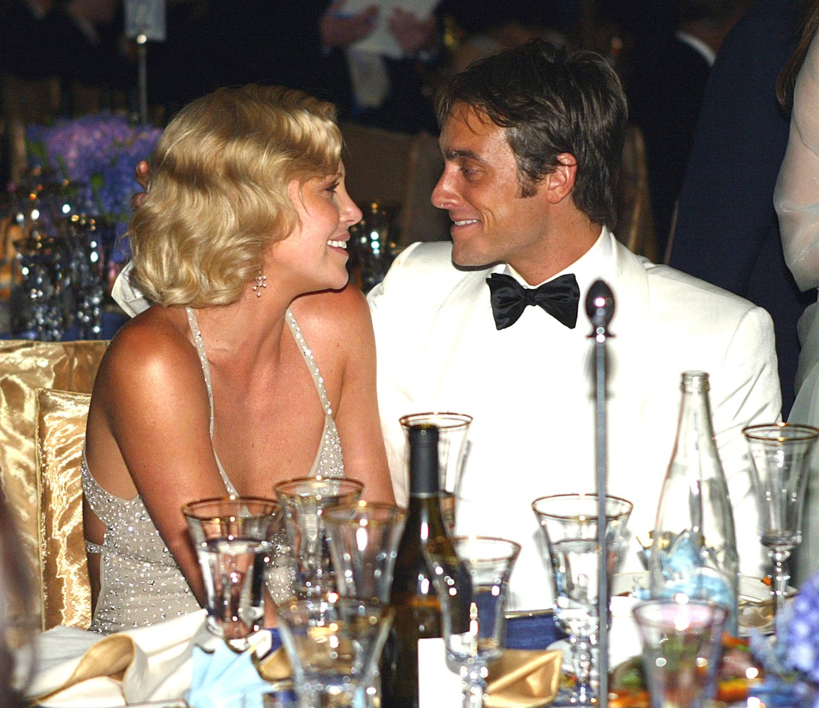 Charlize Theron et Stuart Townsend au 76e bal des gouverneurs des Academy Awards, le 29 février 2004, à Los Angeles, en Californie. | Source : Getty Images