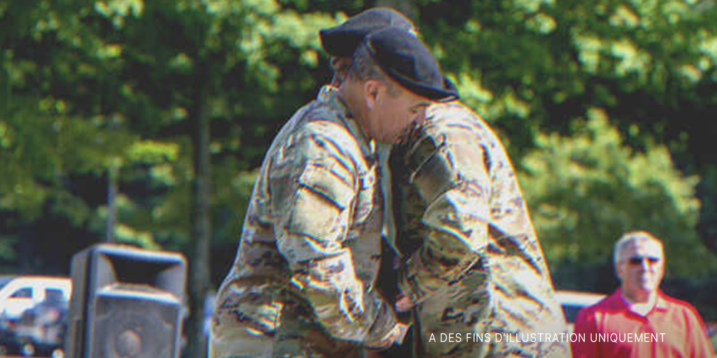 Deux soldats qui s'étreignent | Source : flickr.com/drum10thmountain