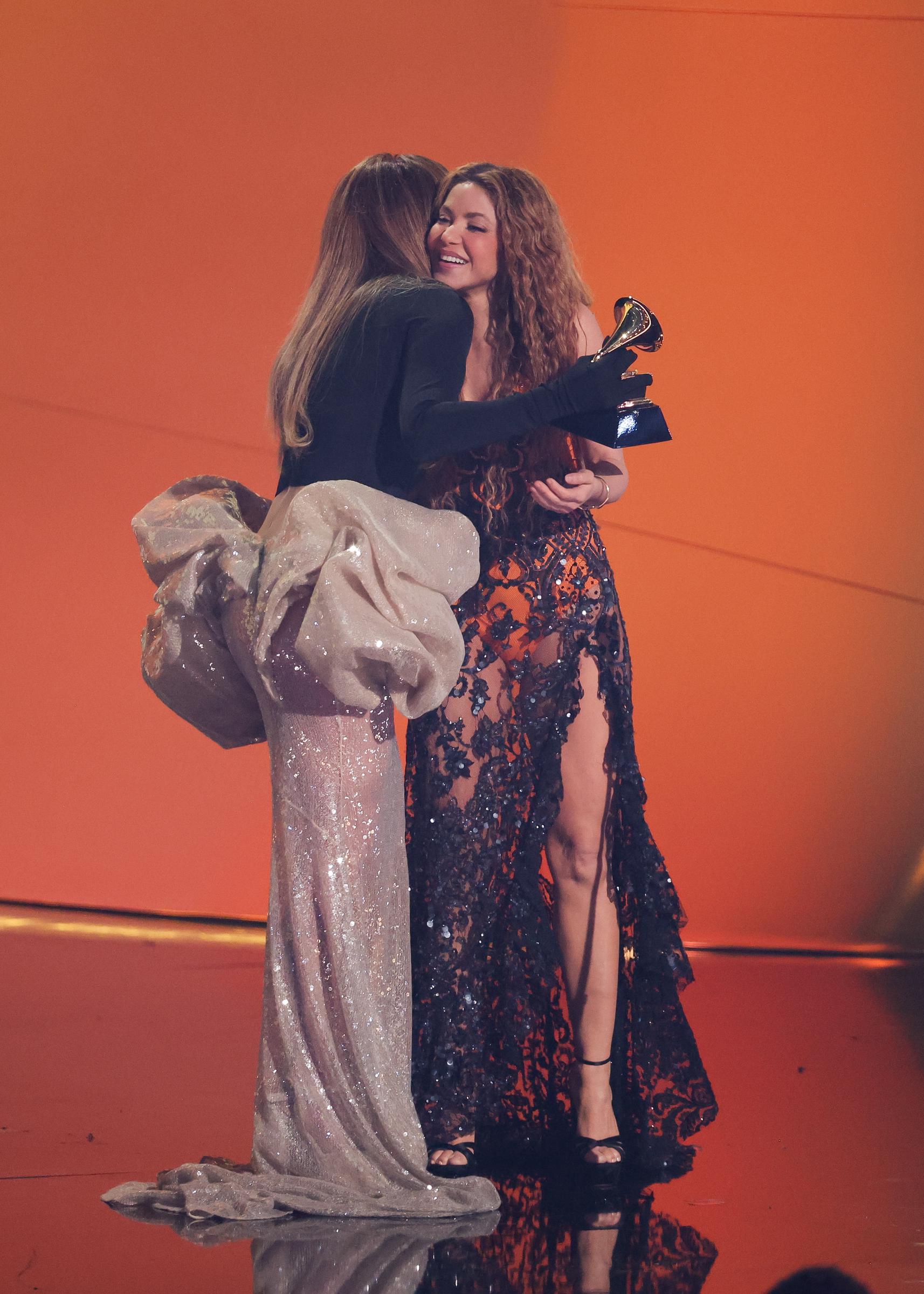 Jennifer Lopez présente le prix du meilleur album pop latin pour "Las Mujeres Ya No Lloran" à Shakira sur scène lors de la 67e édition des GRAMMY Awards au Crypto.com Arena le 2 février 2025, à Los Angeles, Californie | Source : Getty Images