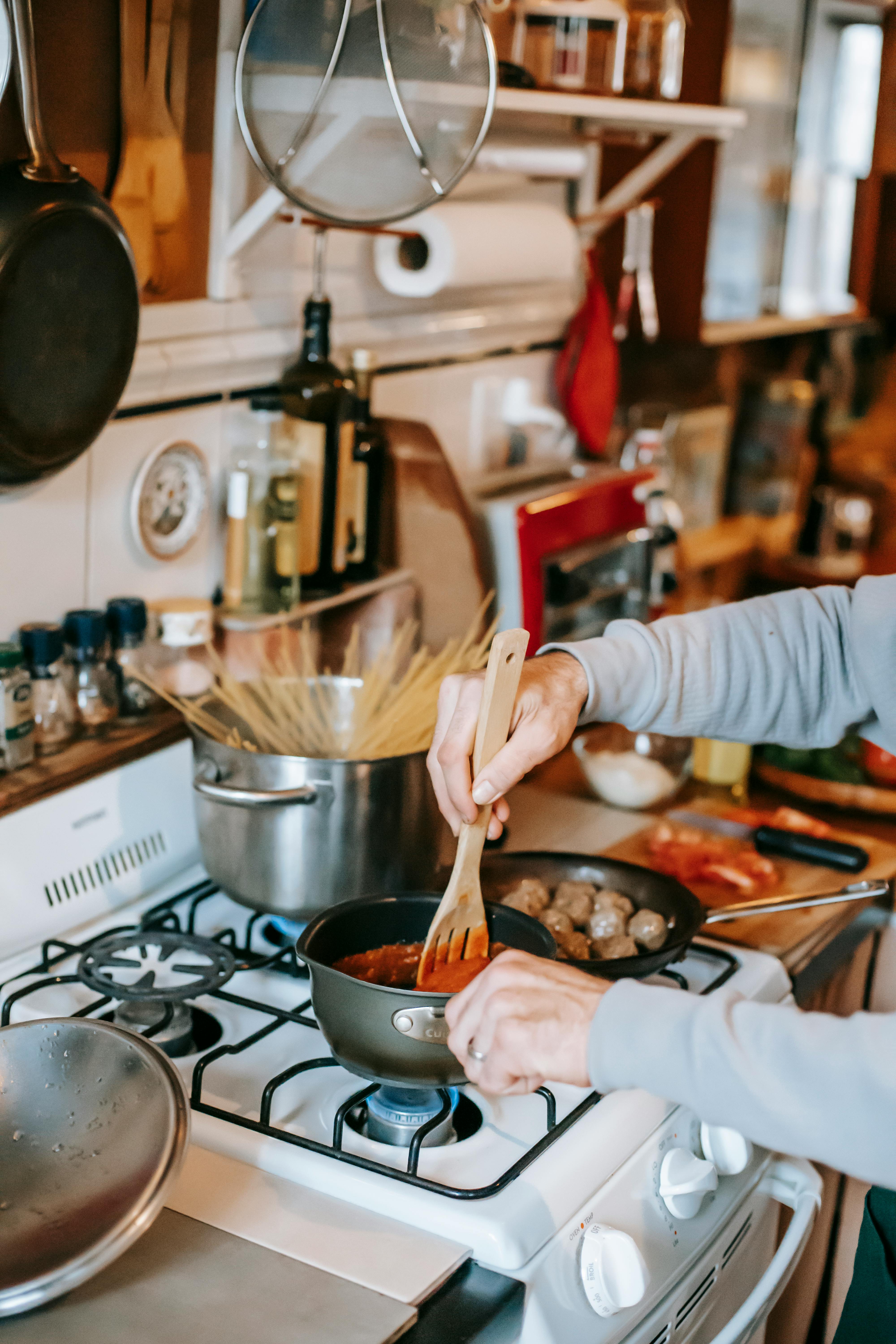 Une personne en train de cuisiner | Source : Pexels