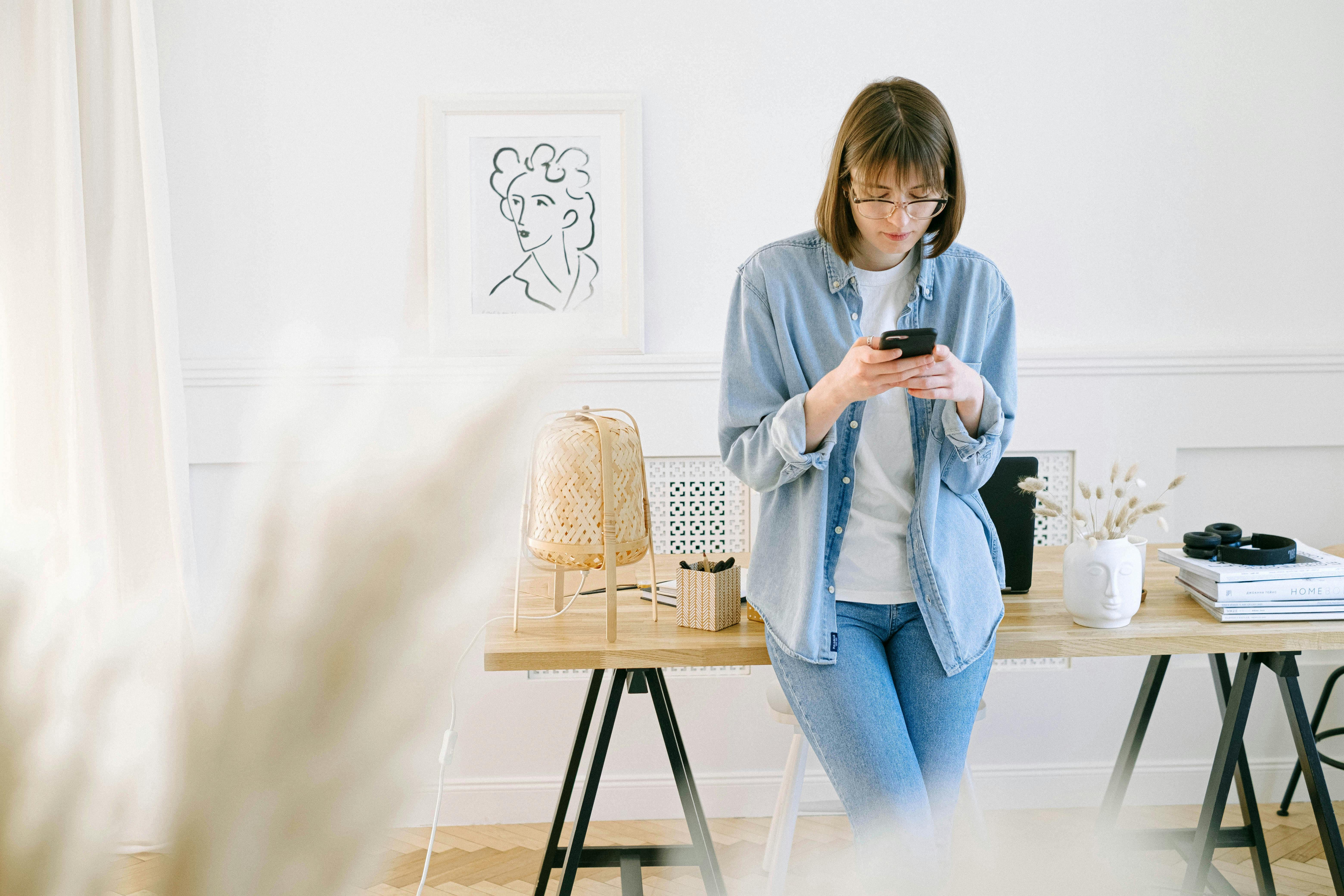 Femme envoyant des messages sur son téléphone | Source : Pexels
