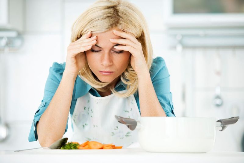 Une femme frustrée dans la cuisine | Source : Getty Images