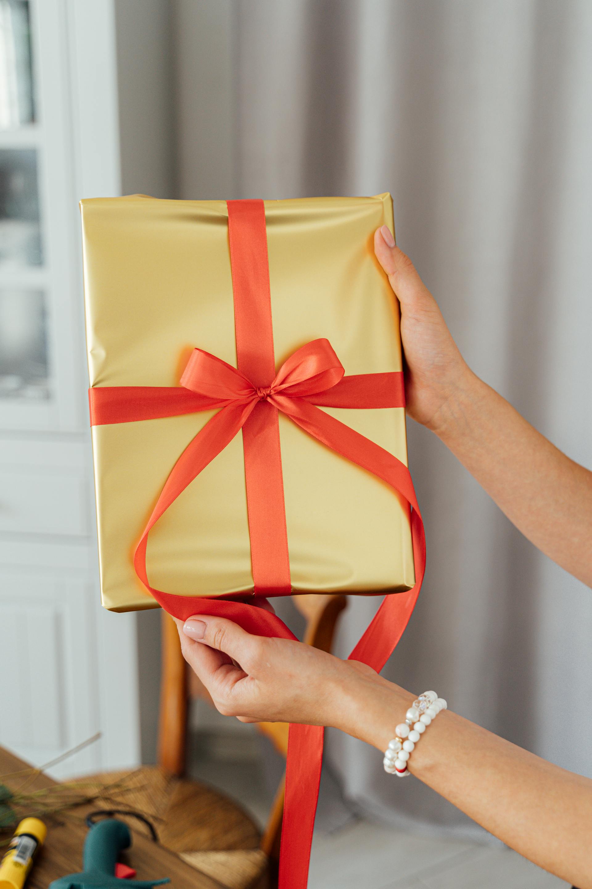 Une femme tenant un cadeau | Source : Pexels