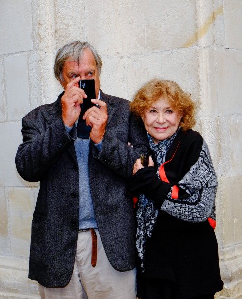 Jacques Boudet et Claire Maurier posent pendant le photocall de `` La Famille Katz '' au 15e Festival of TV Fiction le 14 septembre 2013 à La Rochelle, France. | Photo : Getty Images