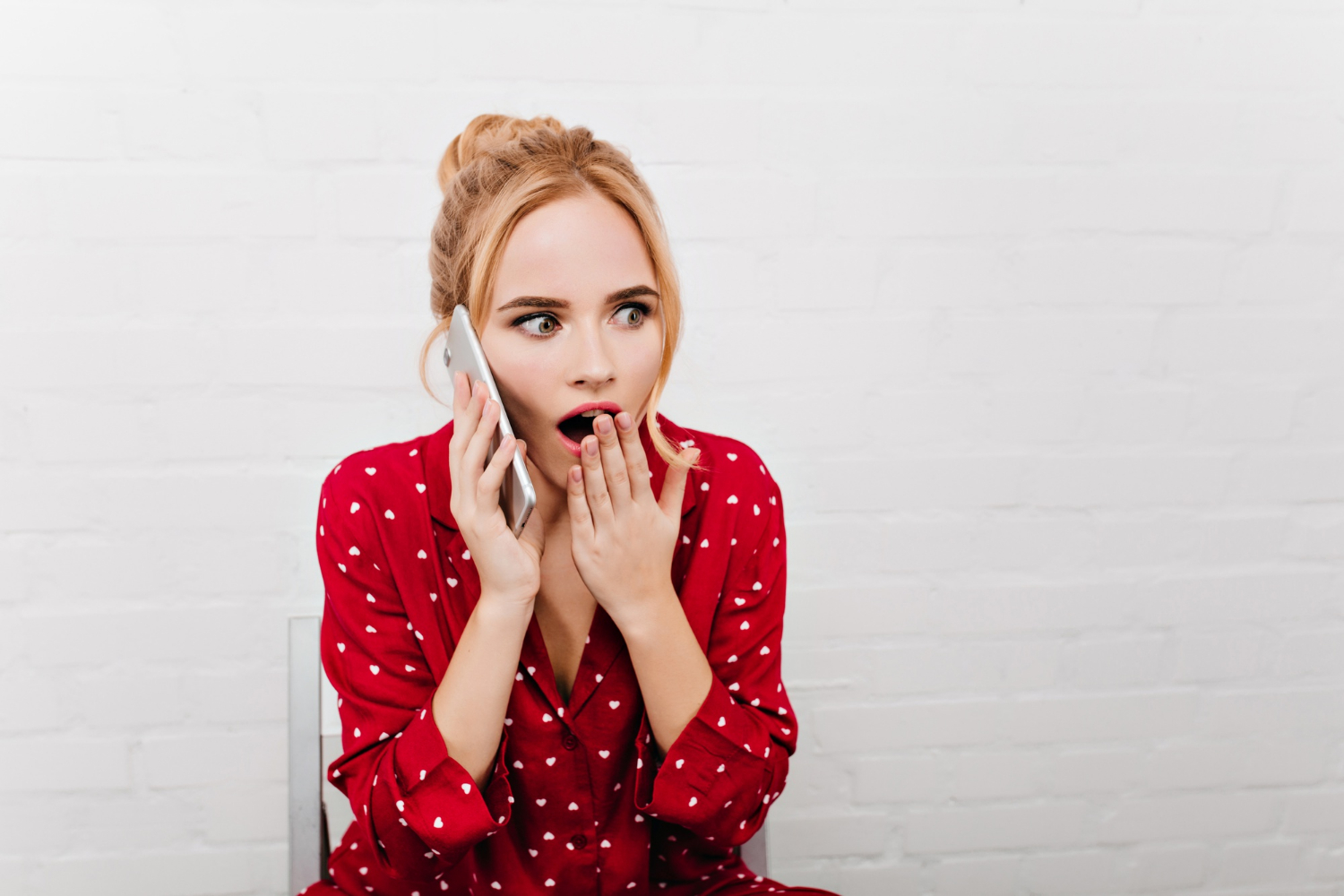 Une femme effrayée qui parle au téléphone | Source : Freepik