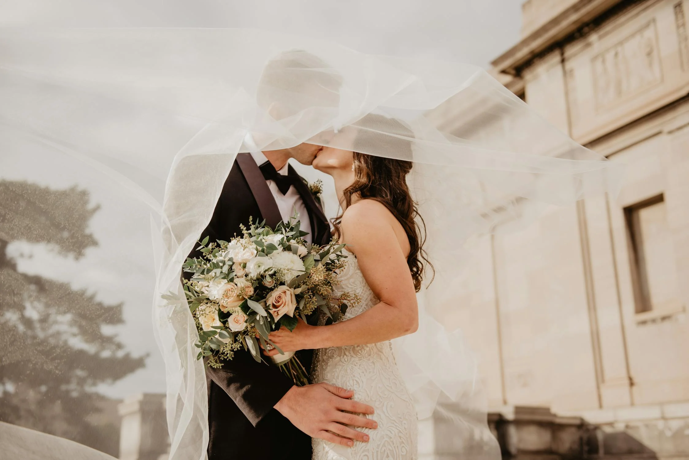 A bride and groom kissing ⏐ Source: Pexels