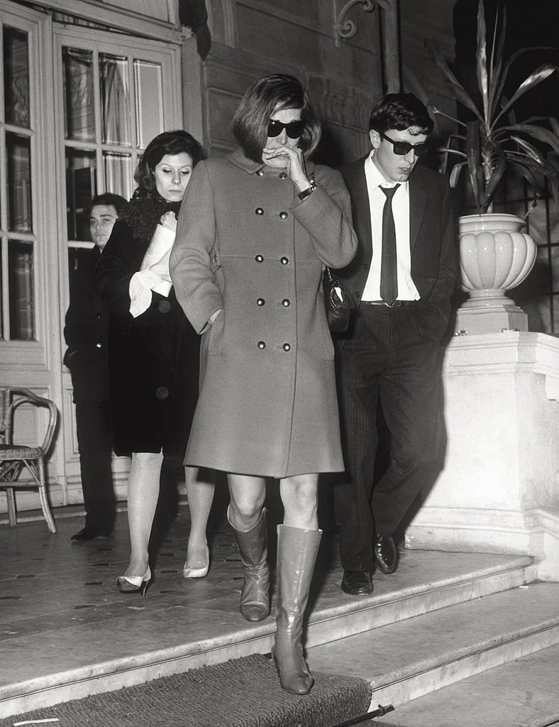 Dalida, après la mort de son compagnon Luigi Tenco, avec un groupe de personnes. Sanremo, le 27 janvier 1967. | Photo : Getty Images