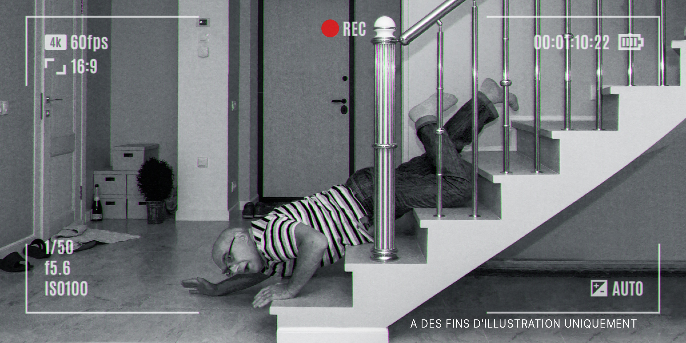Une image de caméra en noir et blanc montrant un homme tombé dans les escaliers | Source : Shutterstock