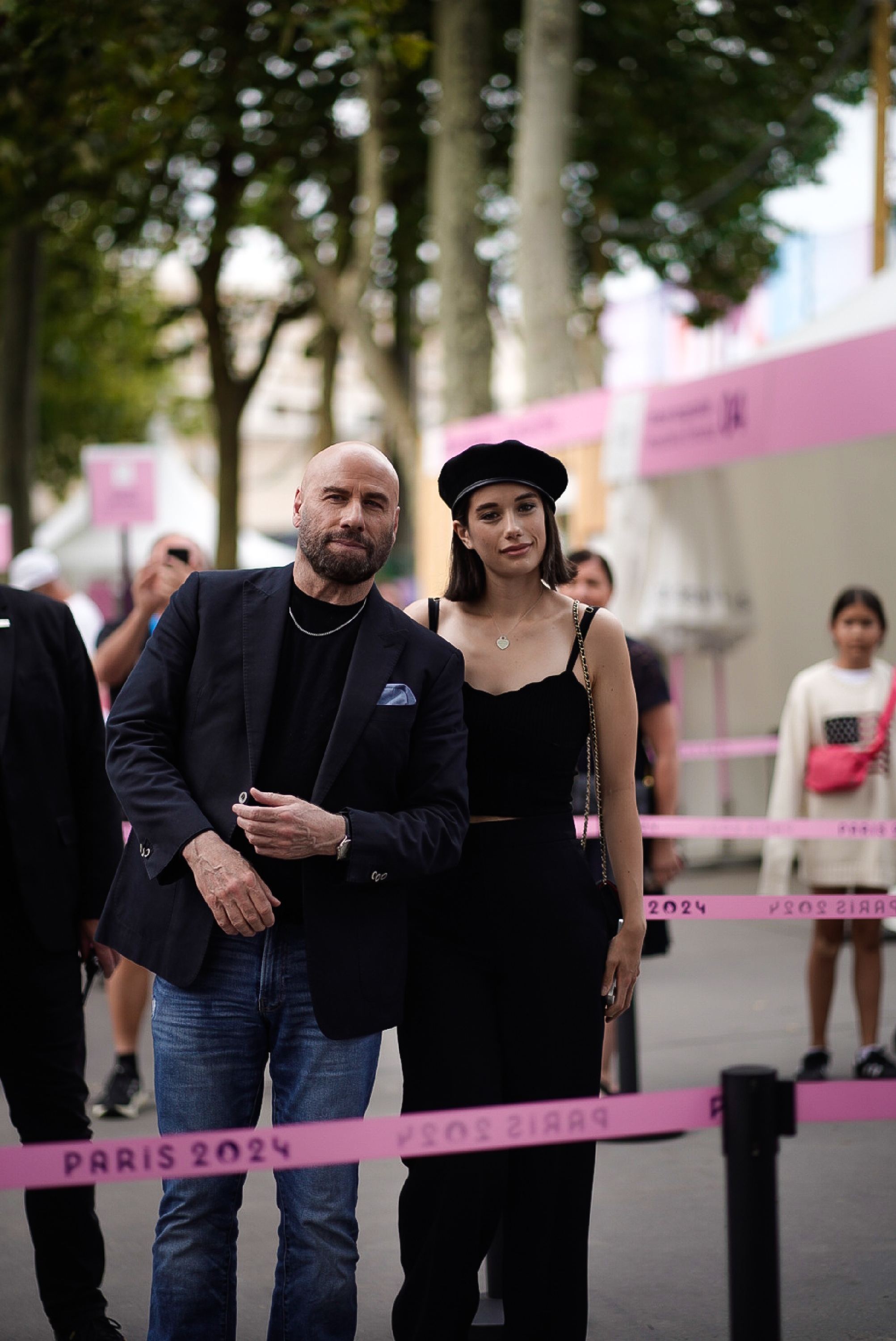 John Travolta et Ella Bleu Travolta sont vus arrivant à la finale de gymnastique des Jeux olympiques Paris 2024 le 3 août 2024, à Paris, en France. | Source :  Getty Images