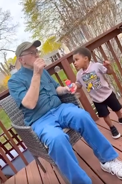 Paul Callahan avec l'enfant de Sharaine Caraballo | Source : facebook.com/USA TODAY