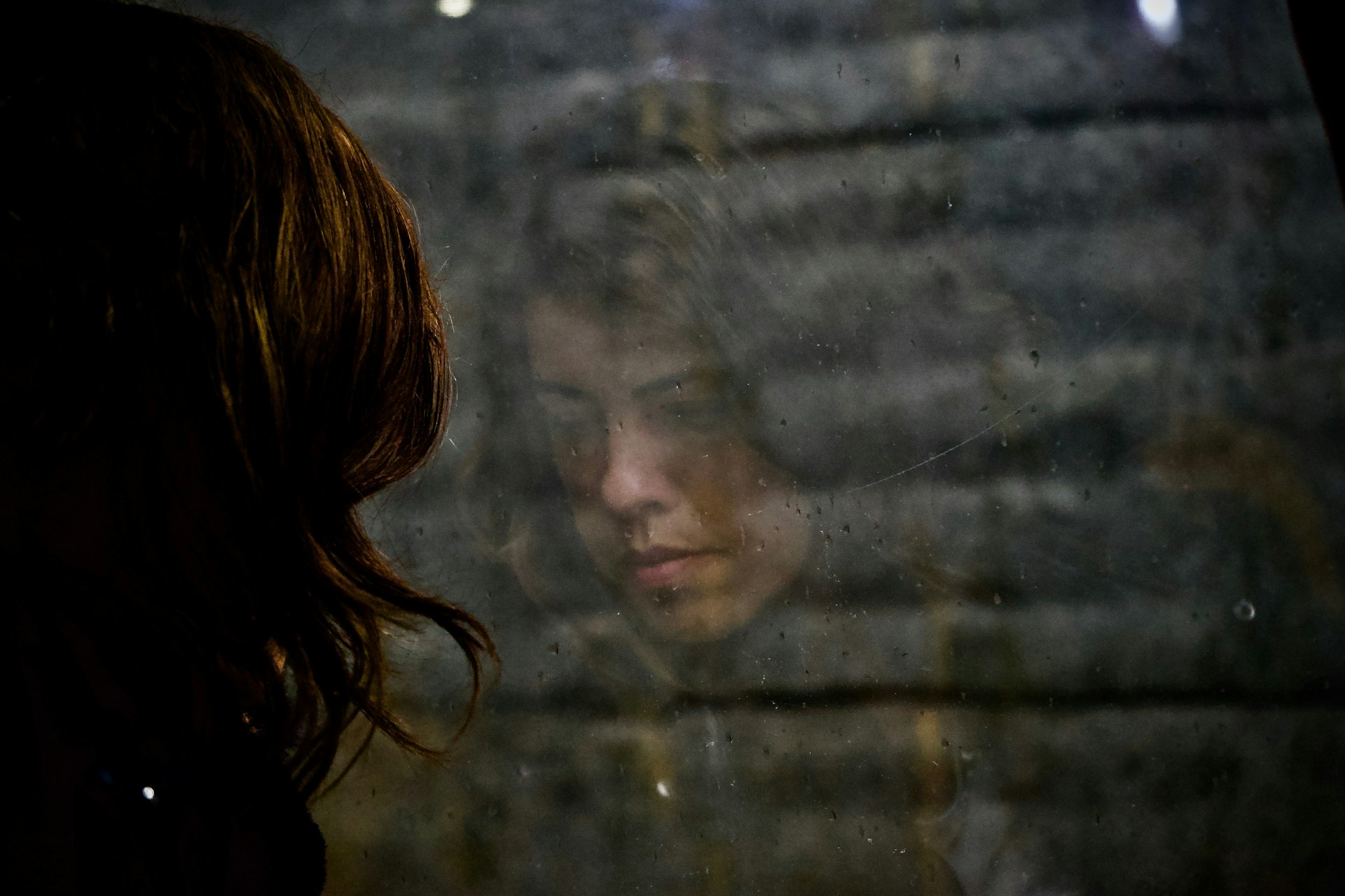 Une femme regardant par la fenêtre | Source : Unsplash