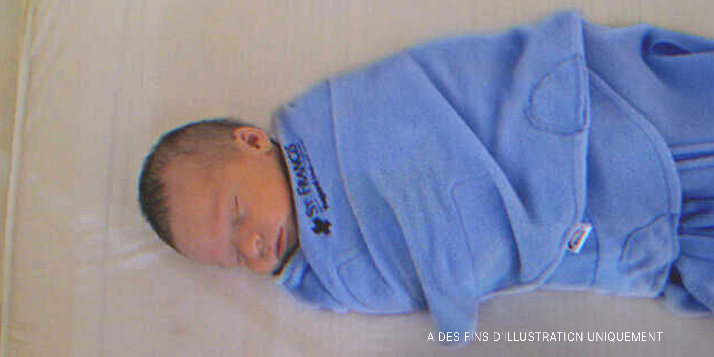 Un bébé enveloppé dans un tissu bleu | Source : Flickr/EtanSivad (CC BY-SA 2.0)
