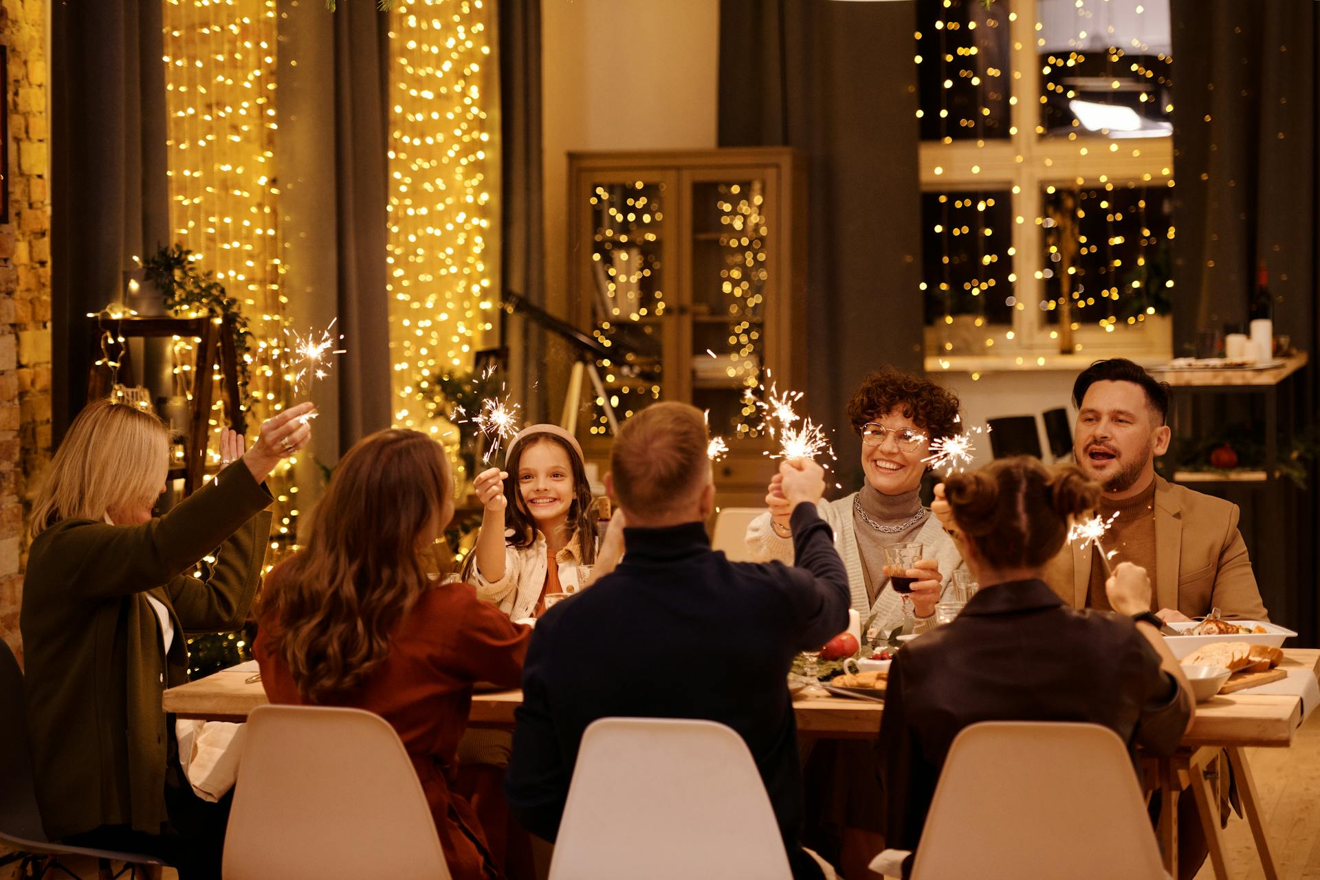 Famille profitant d'un dîner festif | Source : Pexels