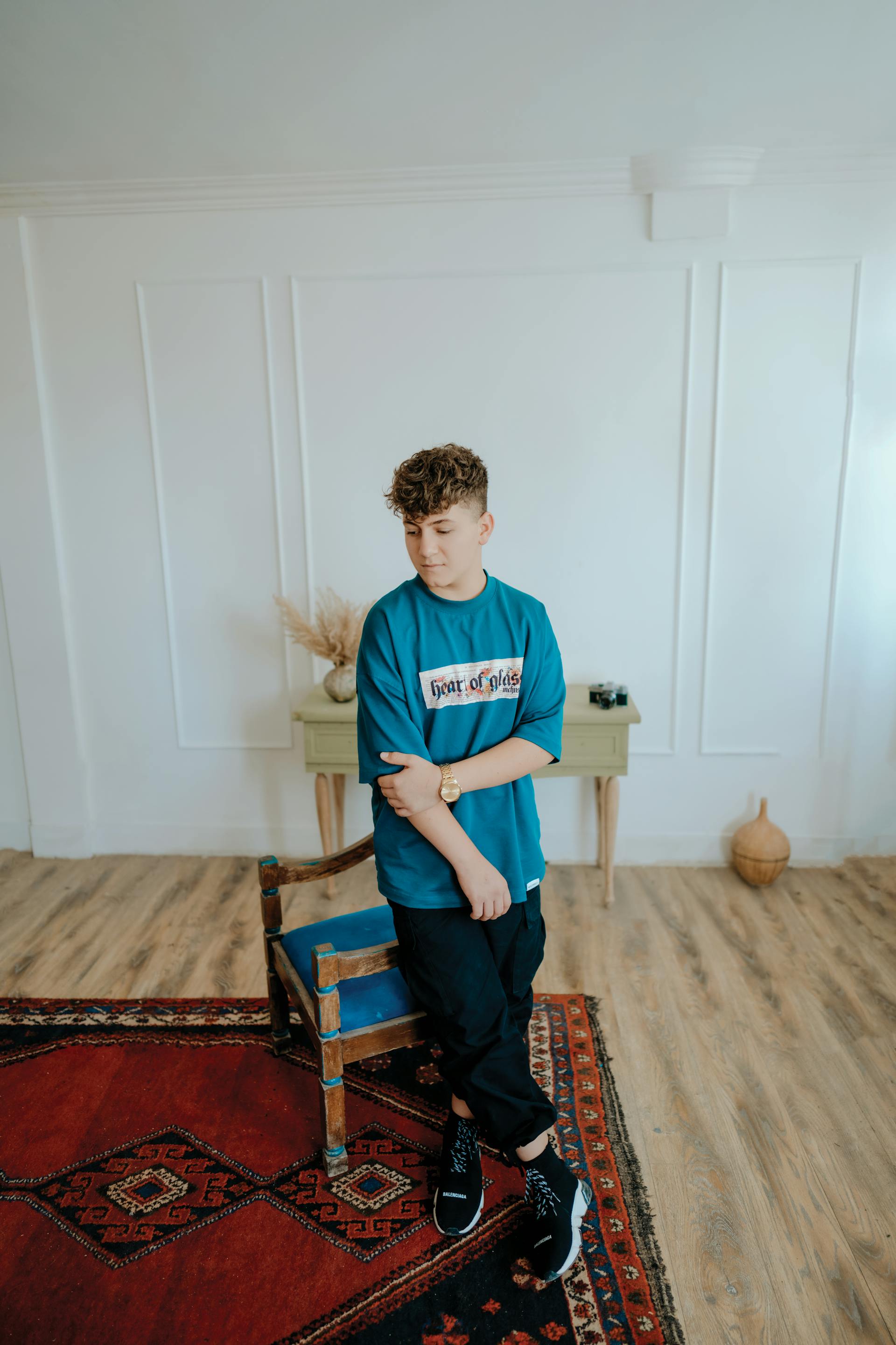 Un adolescent adossé à une chaise | Source : Pexels