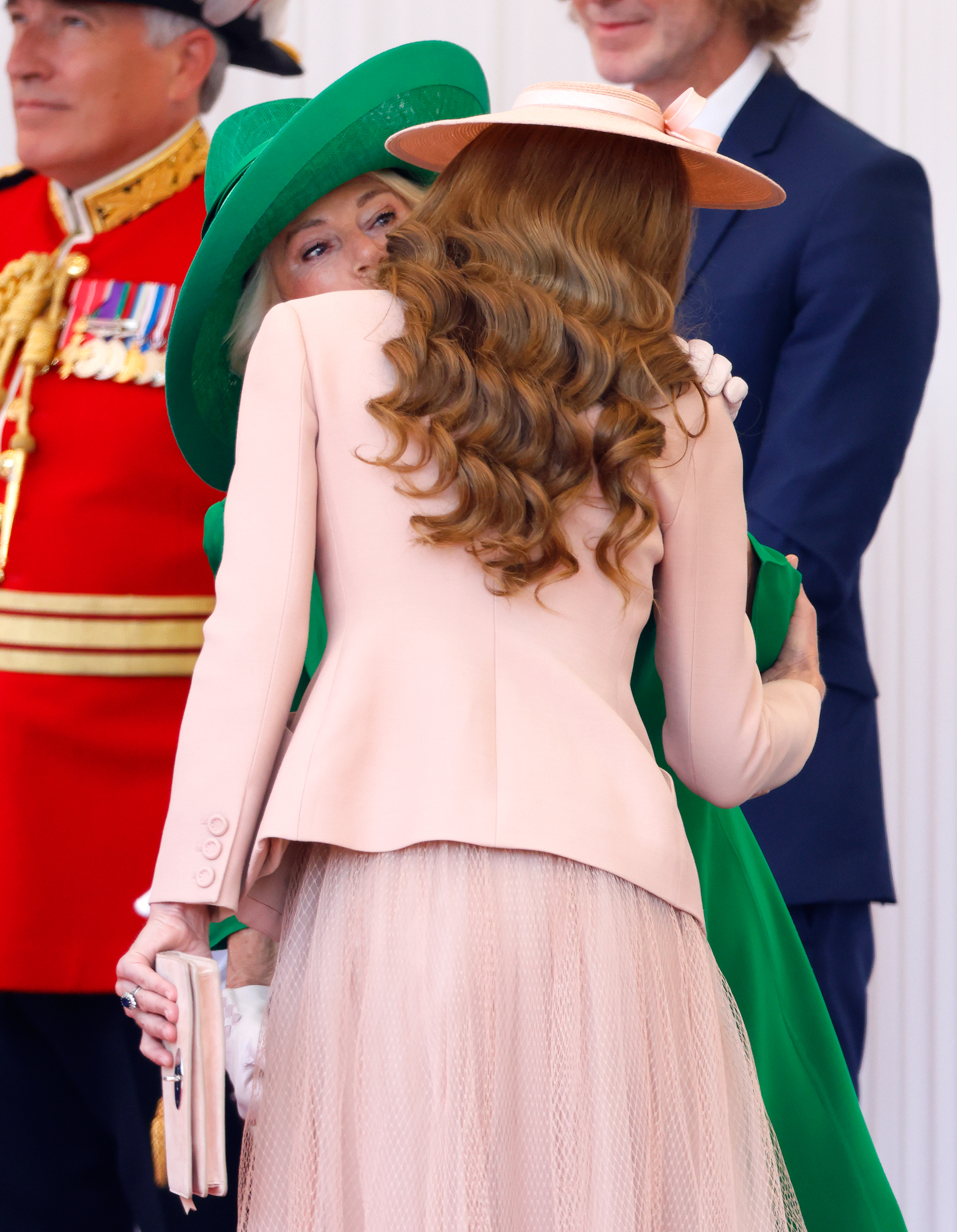 La reine Camilla a accueilli la princesse Catherine avec un baiser chaleureux sur la joue lorsqu'elles se sont retrouvées pour la visite d'État officielle.