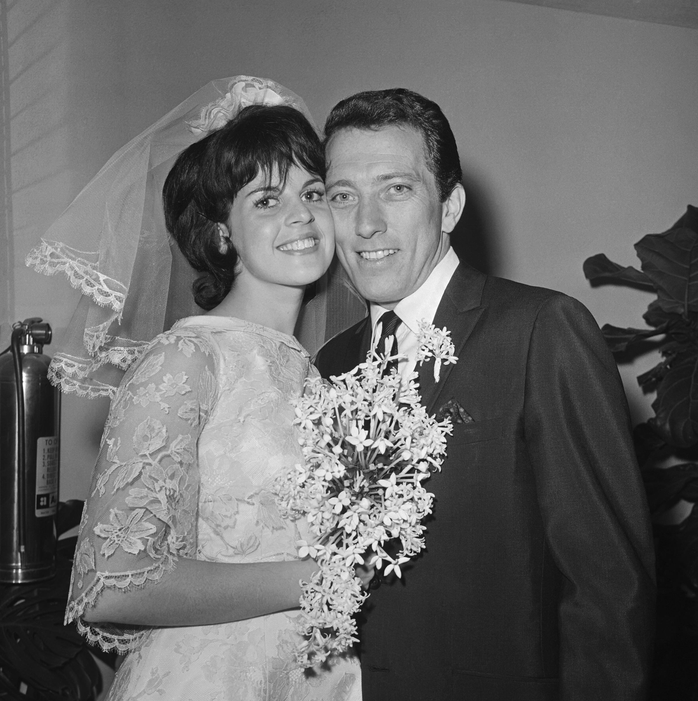 Le chanteur Andy Williams et son épouse, la danseuse française Claudine Longet, sont photographiés ici juste après leur mariage, le 15 décembre. Le couple, qui s'est rencontré en France il y a deux ans, prévoit de passer sa lune de miel à Palm Springs, en Californie I Source : Getty Images