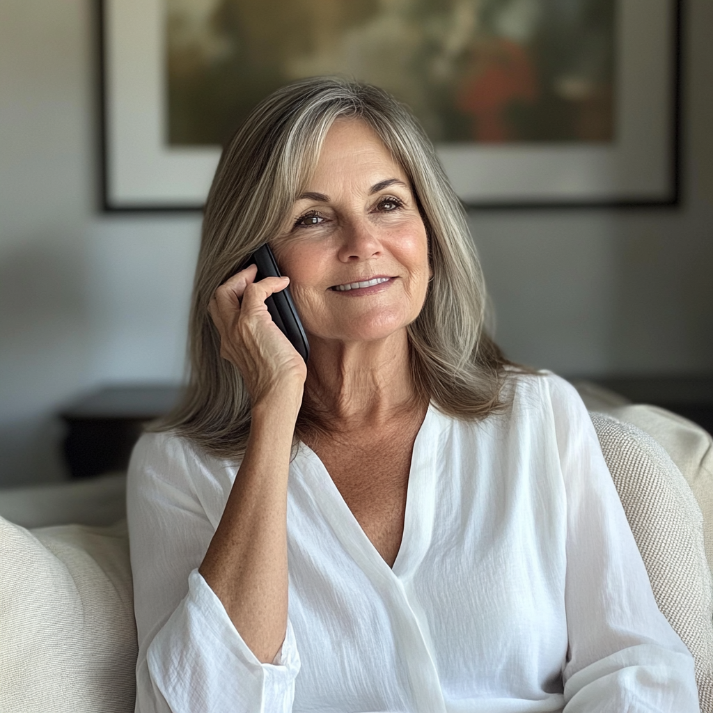 Une femme souriante qui parle au téléphone | Source : Midjourney