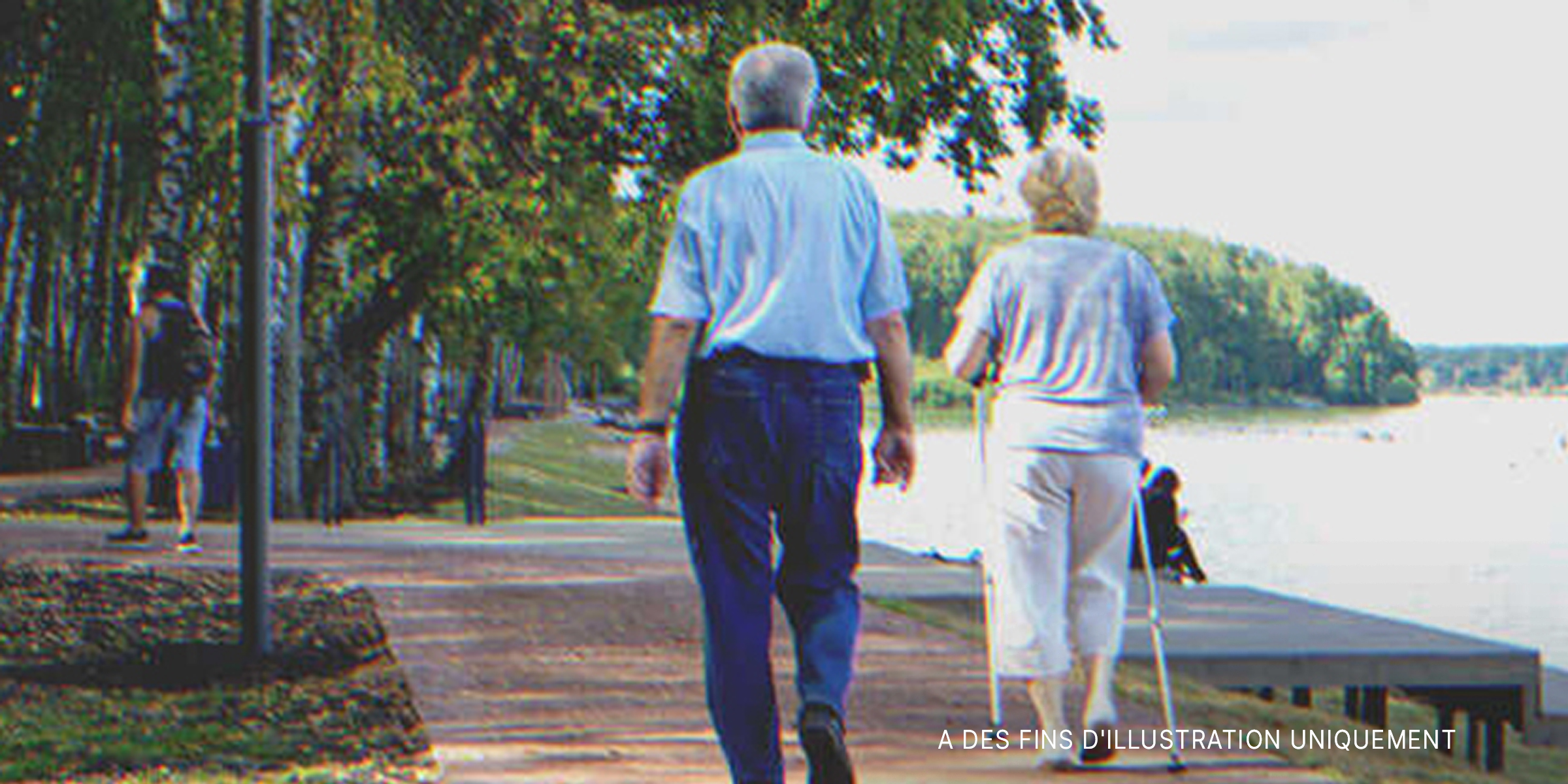 Des personnes âgées qui se promènent | Source : Shutterstock