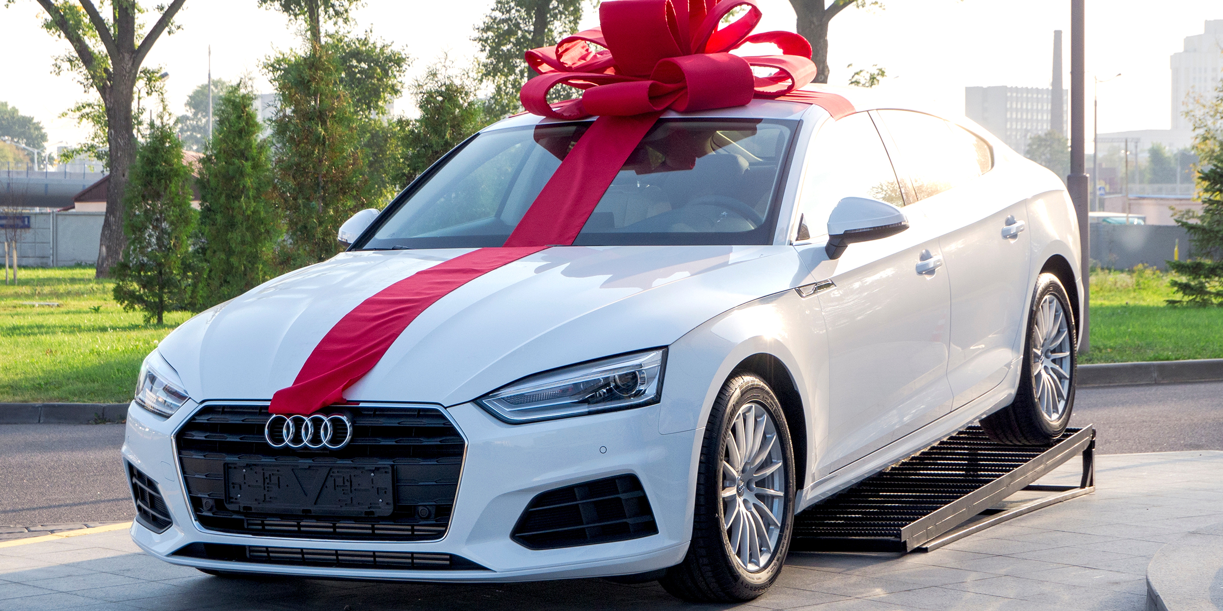 Une voiture neuve décorée d'un ruban rouge | Source : Shutterstock