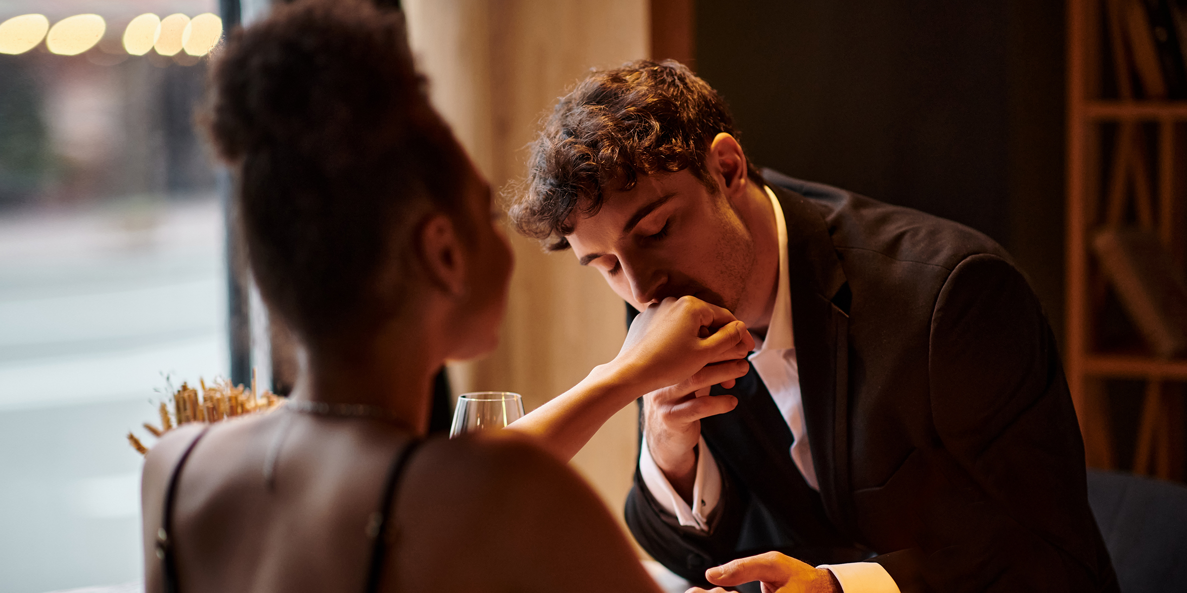 Un couple qui prend un dîner romantique | Source : Shutterstock