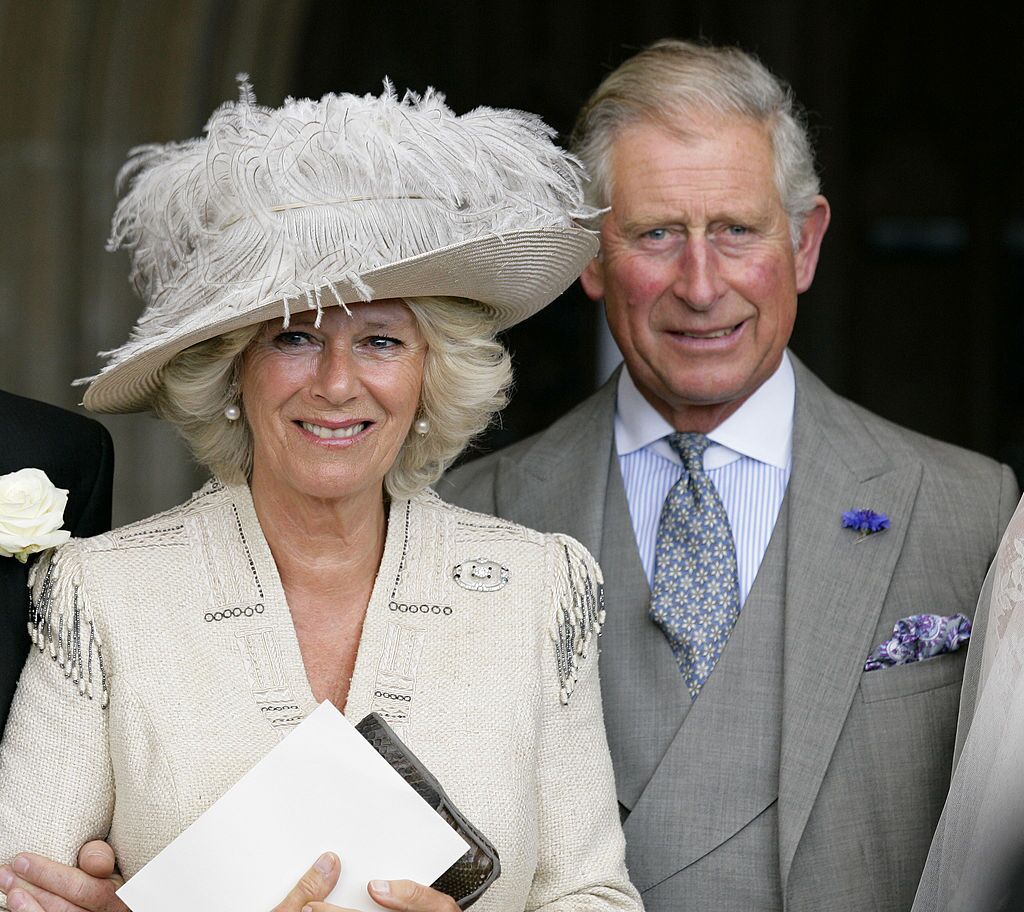 Camilla, la duchesse de Cornouailles et le prince Charles, le prince de Galles assistent au mariage de Ben Elliot et de Mary-Clare Winwood. | Source : Getty Images