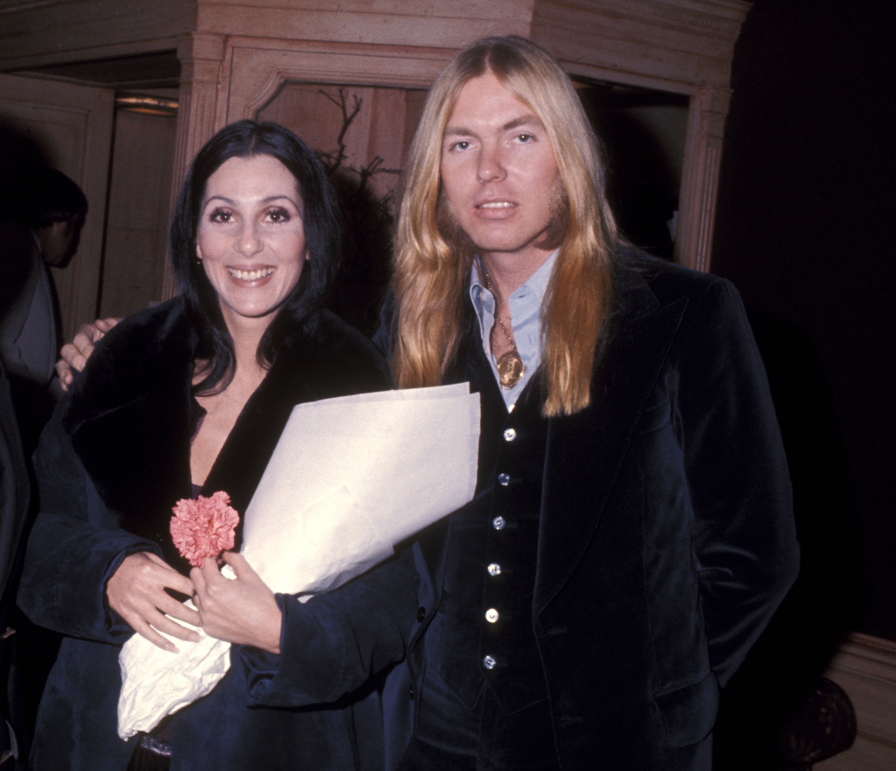 Cher et Gregg Allman, le 21 janvier 1977, quittant le Georgetown Inn à Washington | Photo : Getty Images