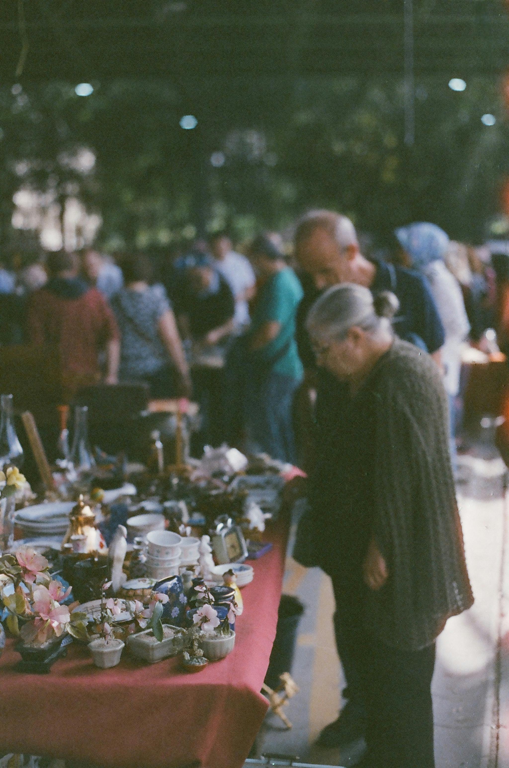 Des gens sur une place de marché | Source : Pexels