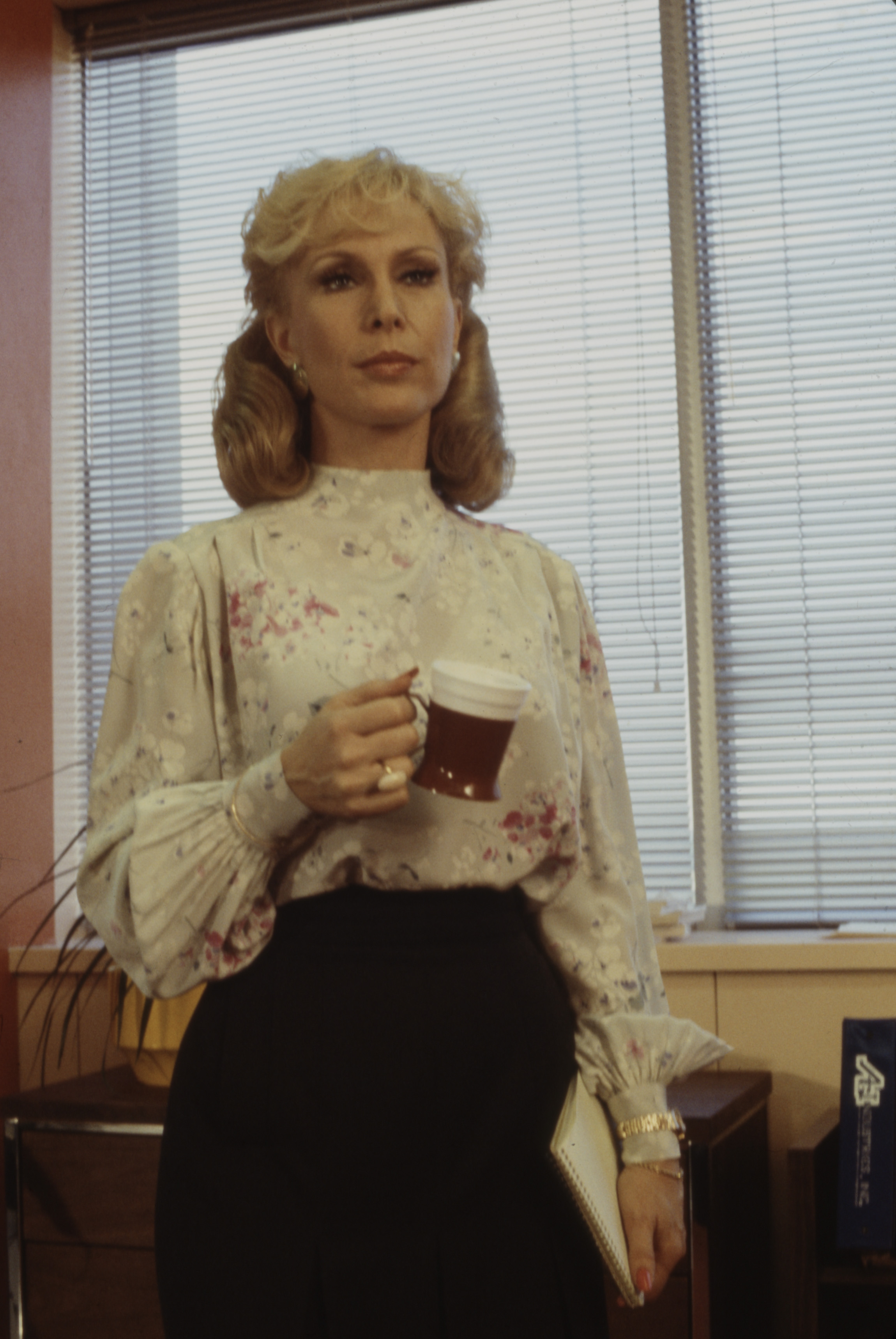 Barbara Eden a l'air sérieuse dans une scène du téléfilm d'ABC "Les Filles au bureau" en 1979. | Source : Getty Images