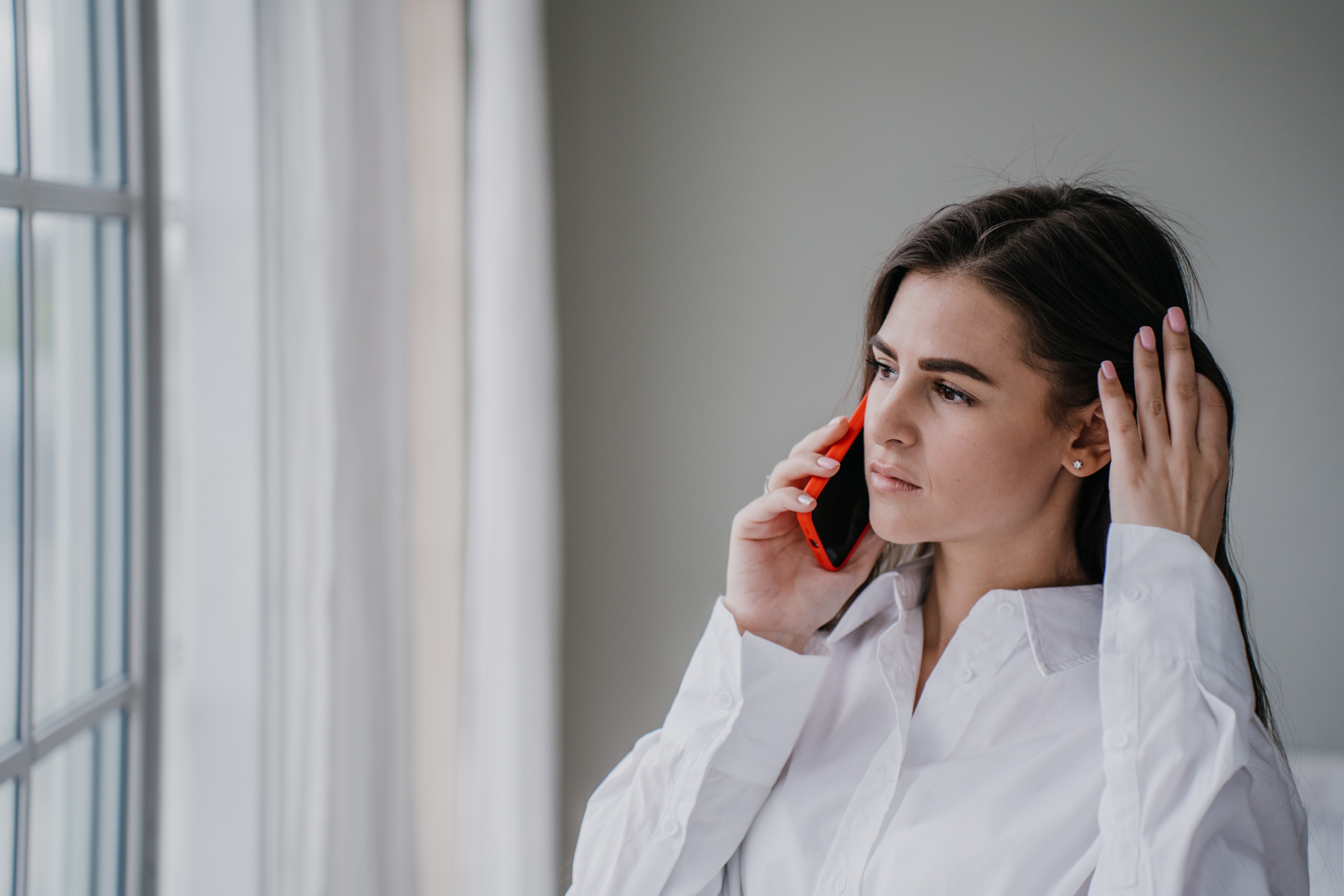 Una mujer hablando por teléfono | Fuente: Shutterstock