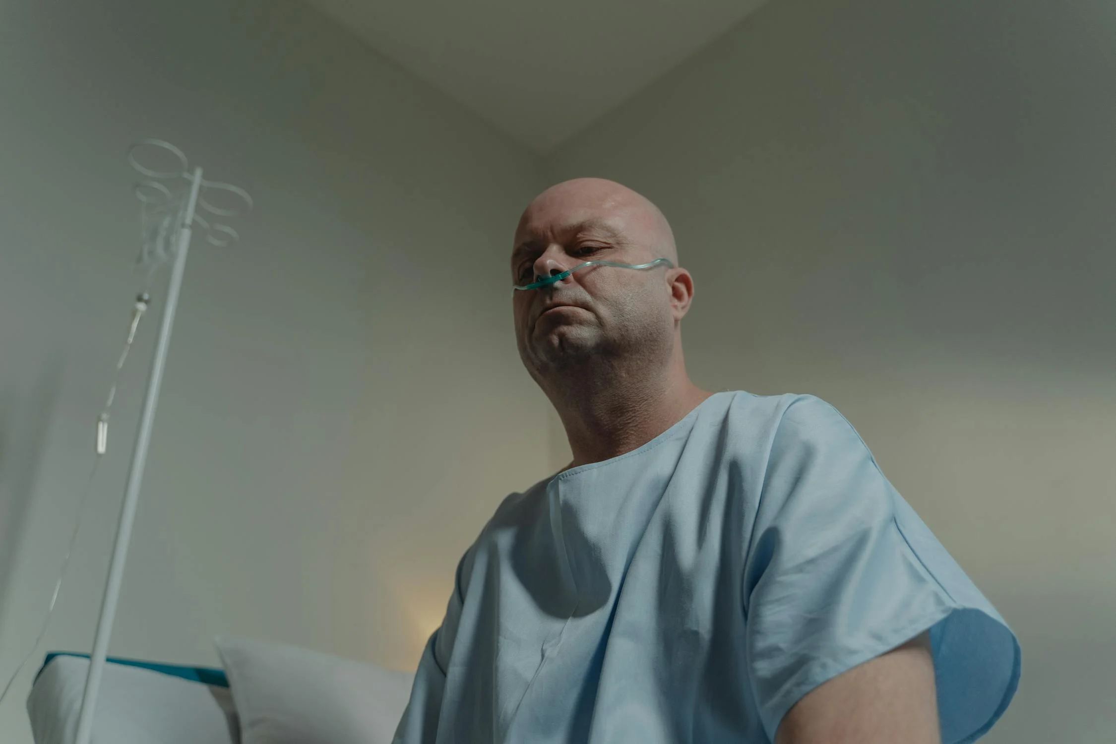 Un homme atteint d'un cancer regarde vers le bas | Source : Pexels