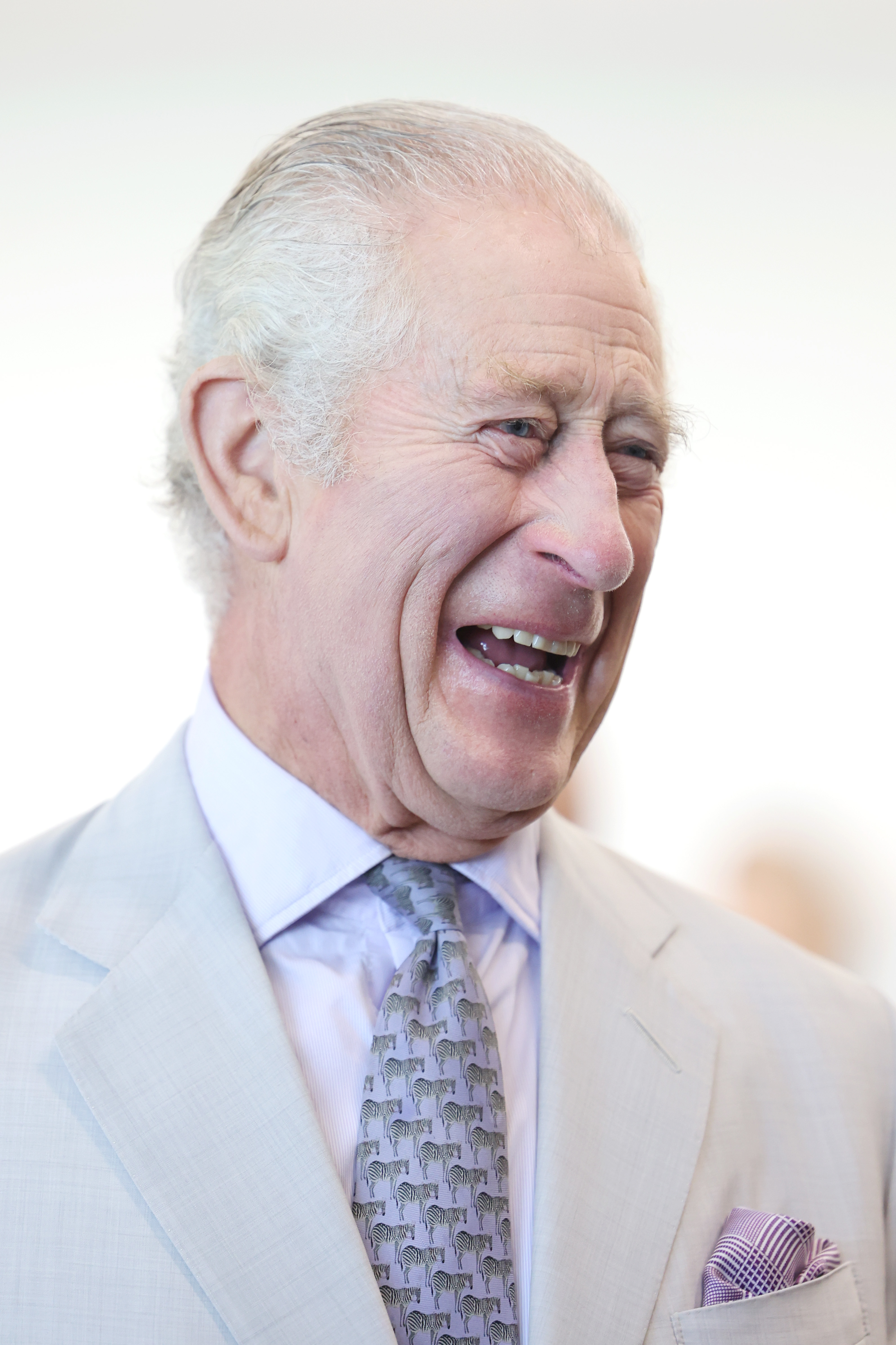 Le roi Charles III rit lors de l'événement COP28 à Dubaï, aux Émirats arabes unis, le 30 novembre 2023 | Source : Getty Images