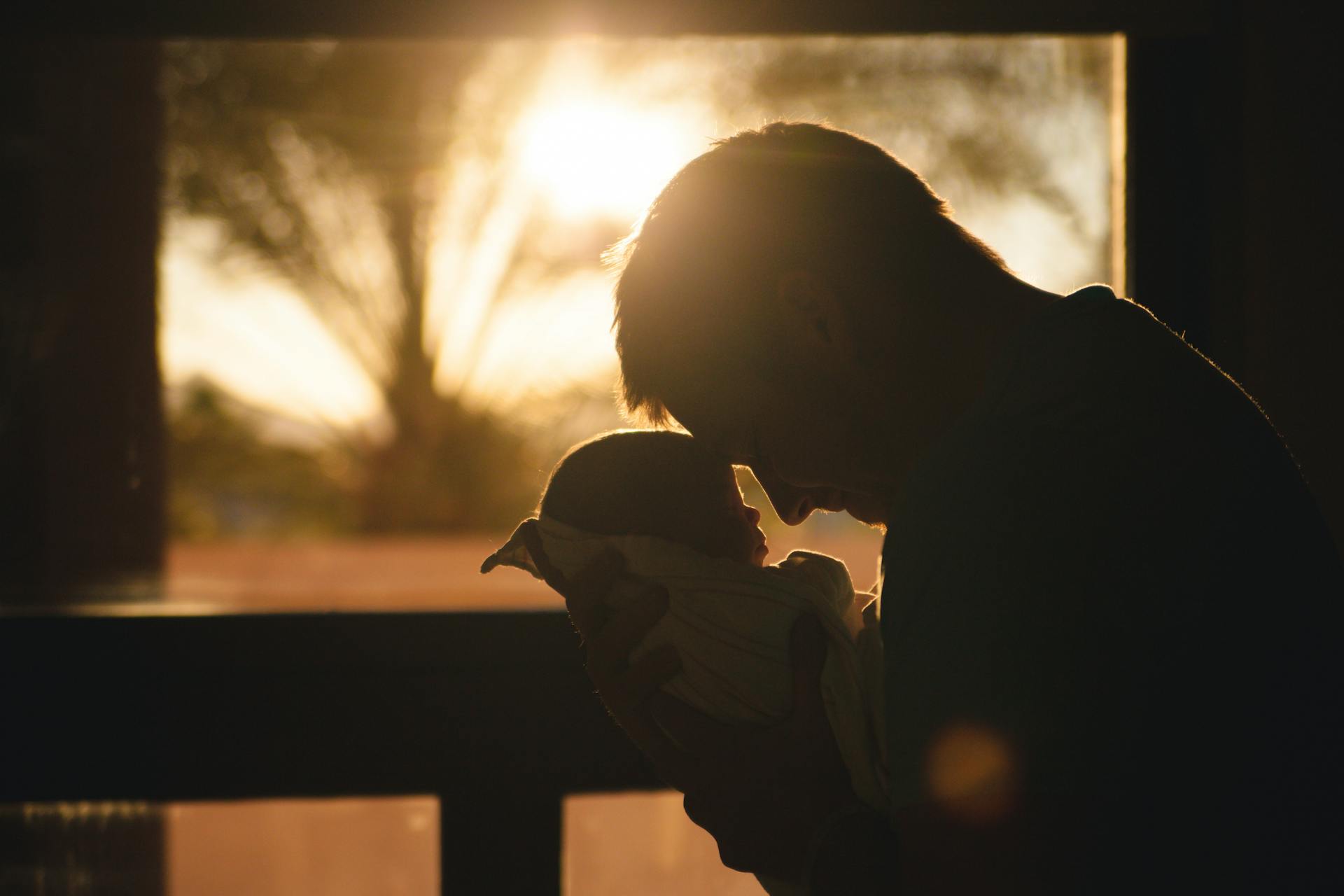 Un homme ému tenant son bébé | Source : Pexels