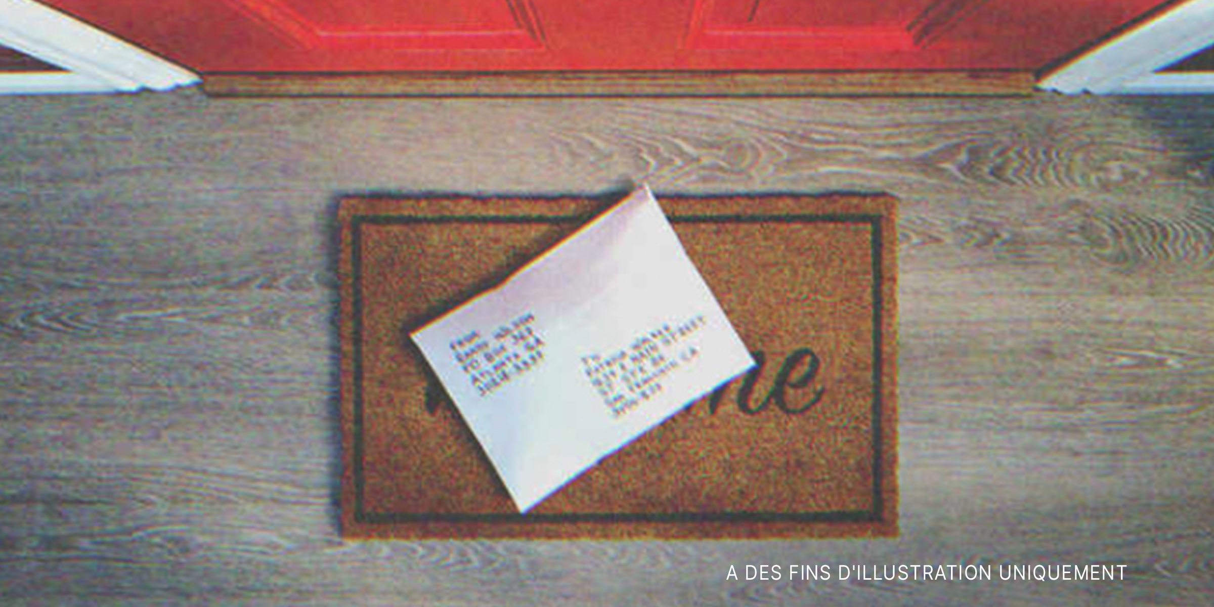 Une lettre au pied d'une porte. | Source : Shutterstock